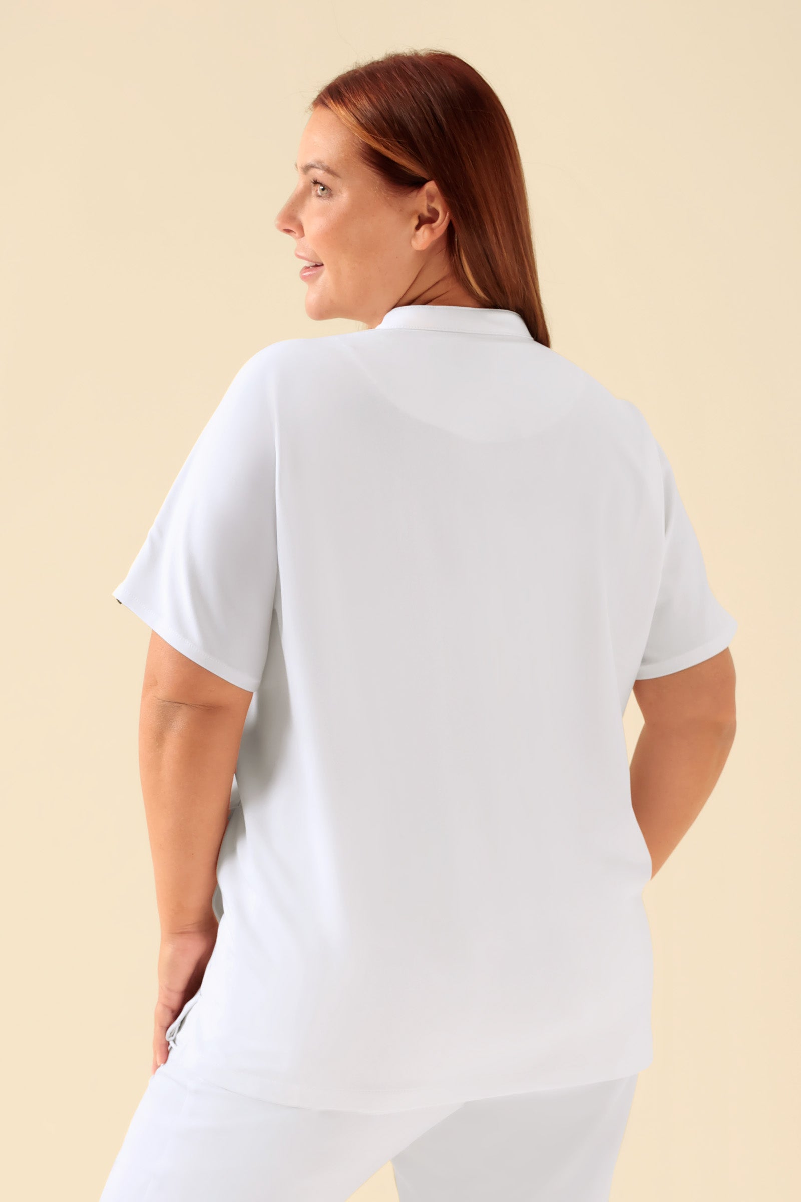 KAERE Schlupfkasack Damen - Stehkragen weiss, Vue de dos Le mannequin mesure 173 cm et porte la taille XL