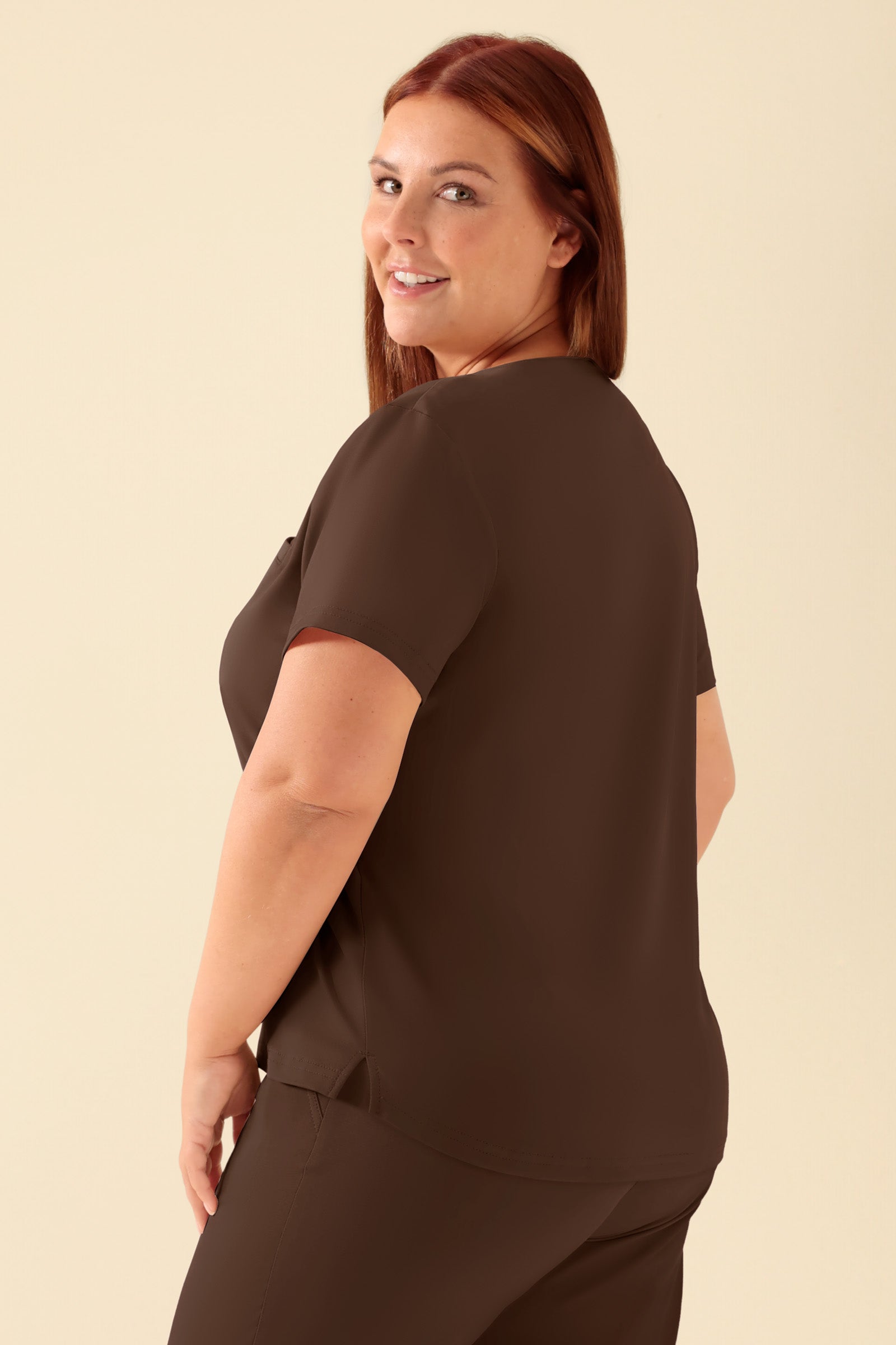 KAERE Shirt Damen - Rundhalsausschnitt coffee, Rückansicht Das Model ist 173 cm groß und trägt Grösse XL