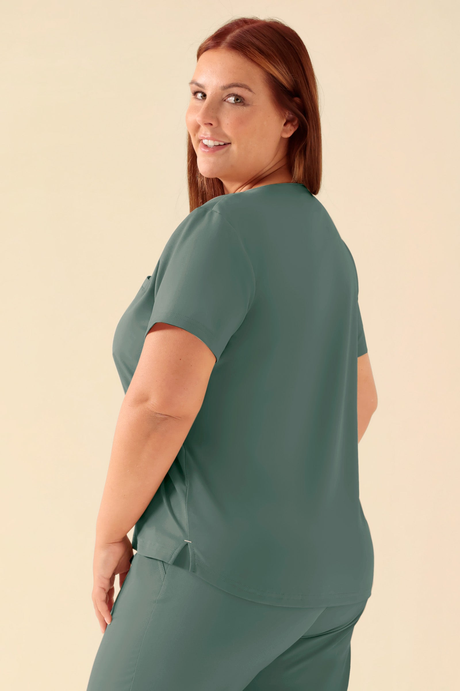KAERE Shirt Damen - Rundhalsausschnitt dunkelgrün, Rückansicht Das Model ist 173 cm groß und trägt Grösse XL