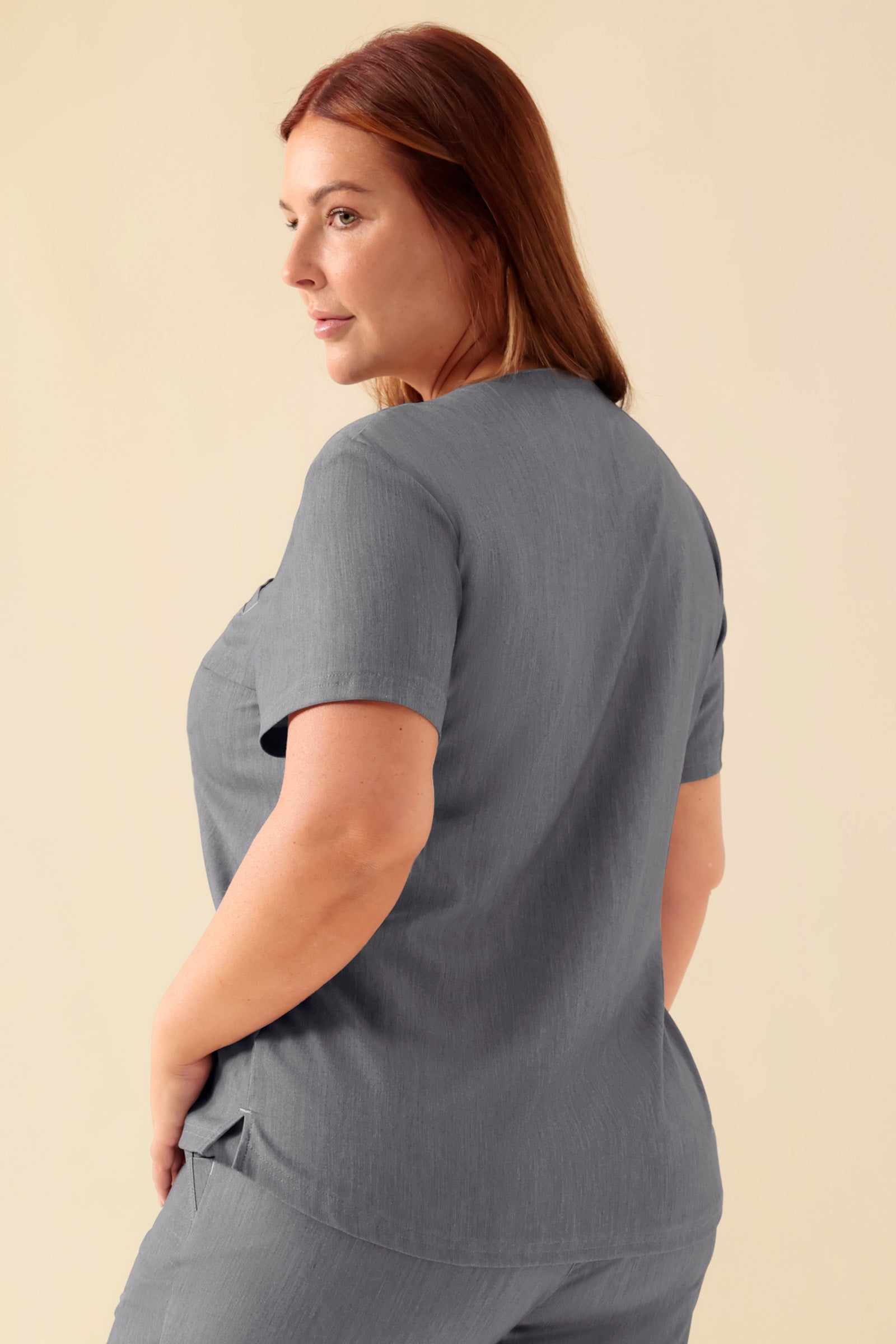 KAERE Shirt Damen - Rundhalsausschnitt grau melange, Rückansicht Das Model ist 173 cm groß und trägt Grösse XL