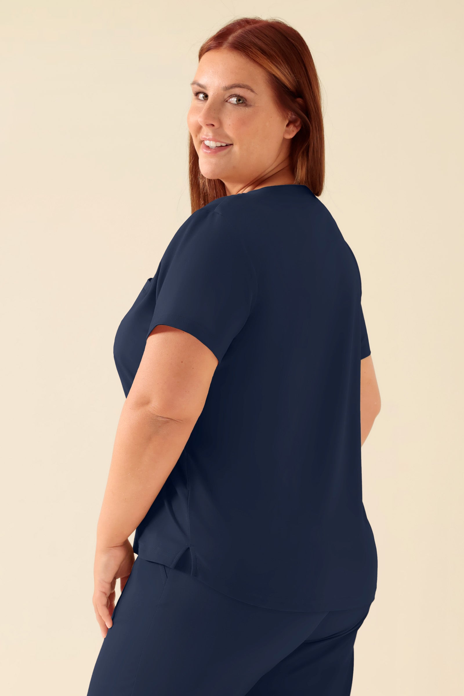 KAERE Shirt Damen - Rundhalsausschnitt navy, Vue de dos Le mannequin mesure 173 cm et porte la taille XL