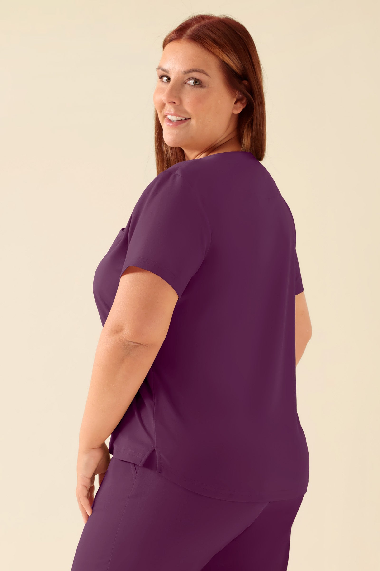 KAERE Shirt Damen - Rundhalsausschnitt pflaume, Rückansicht Das Model ist 173 cm groß und trägt Grösse XL