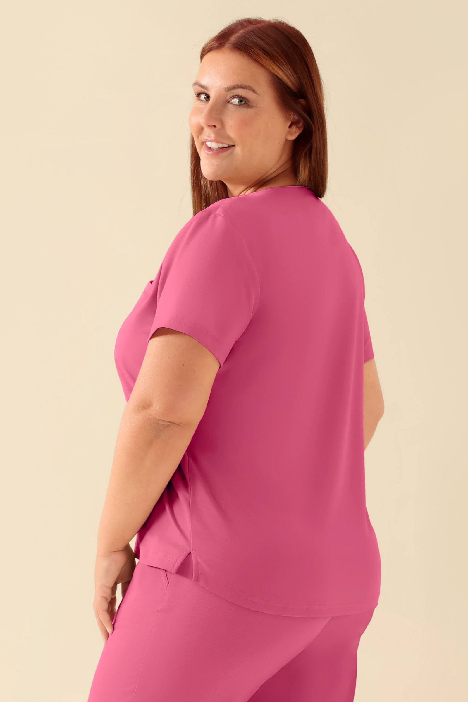KAERE Shirt Damen - Rundhalsausschnitt rosenholz, Rückansicht Das Model ist 173 cm groß und trägt Grösse XL