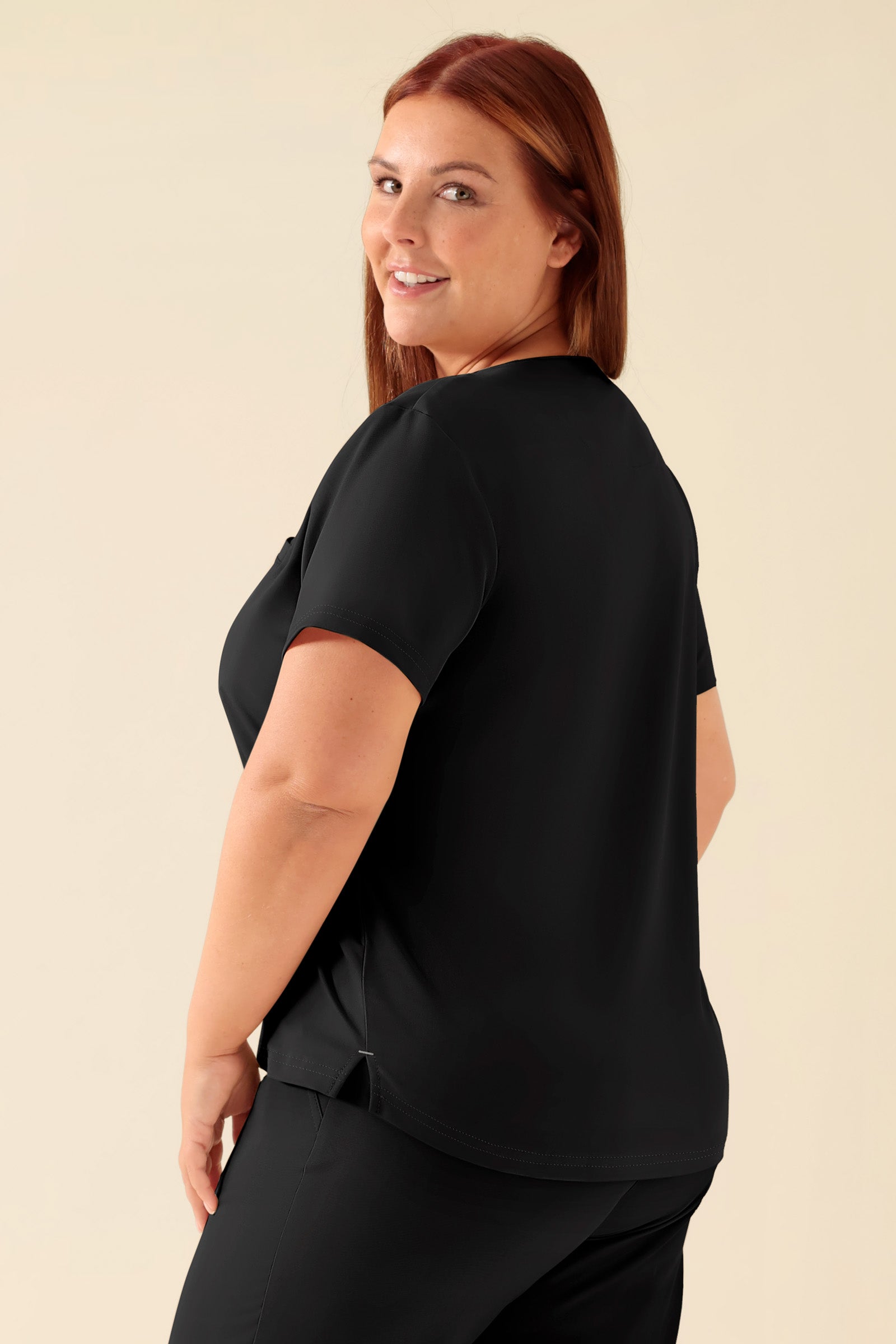 KAERE Shirt Damen - Rundhalsausschnitt schwarz, Vue de dos Le mannequin mesure 173 cm et porte la taille XL