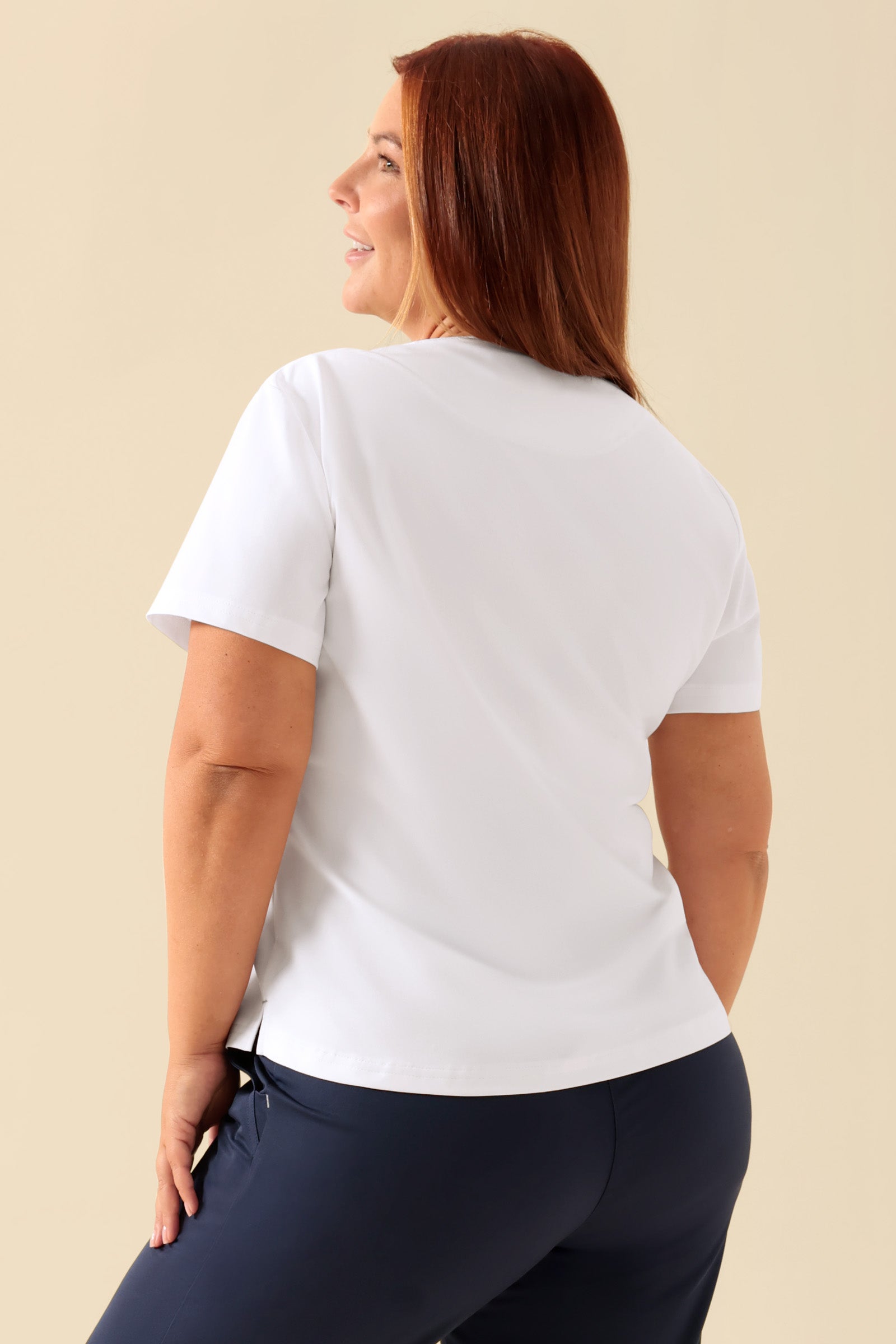 KAERE Shirt Damen - Rundhalsausschnitt weiss, Vue de dos Le mannequin mesure 173 cm et porte la taille XL