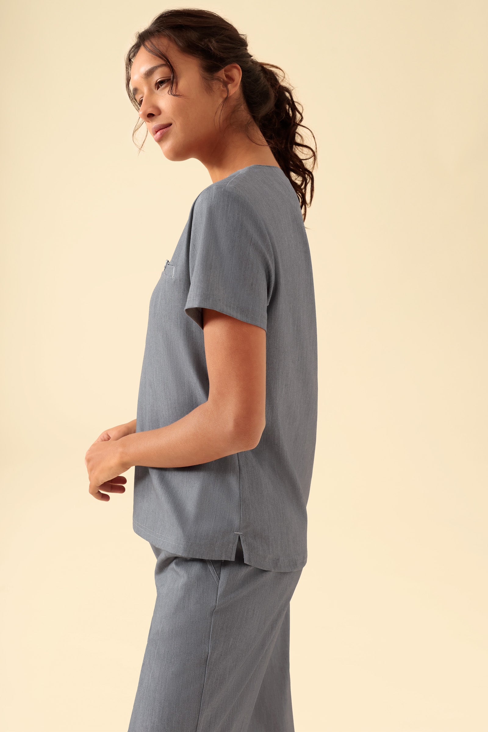 KAERE Shirt Damen - Rundhalsausschnitt grau melange, Rückansicht Das Model ist 176 cm groß und trägt Grösse S