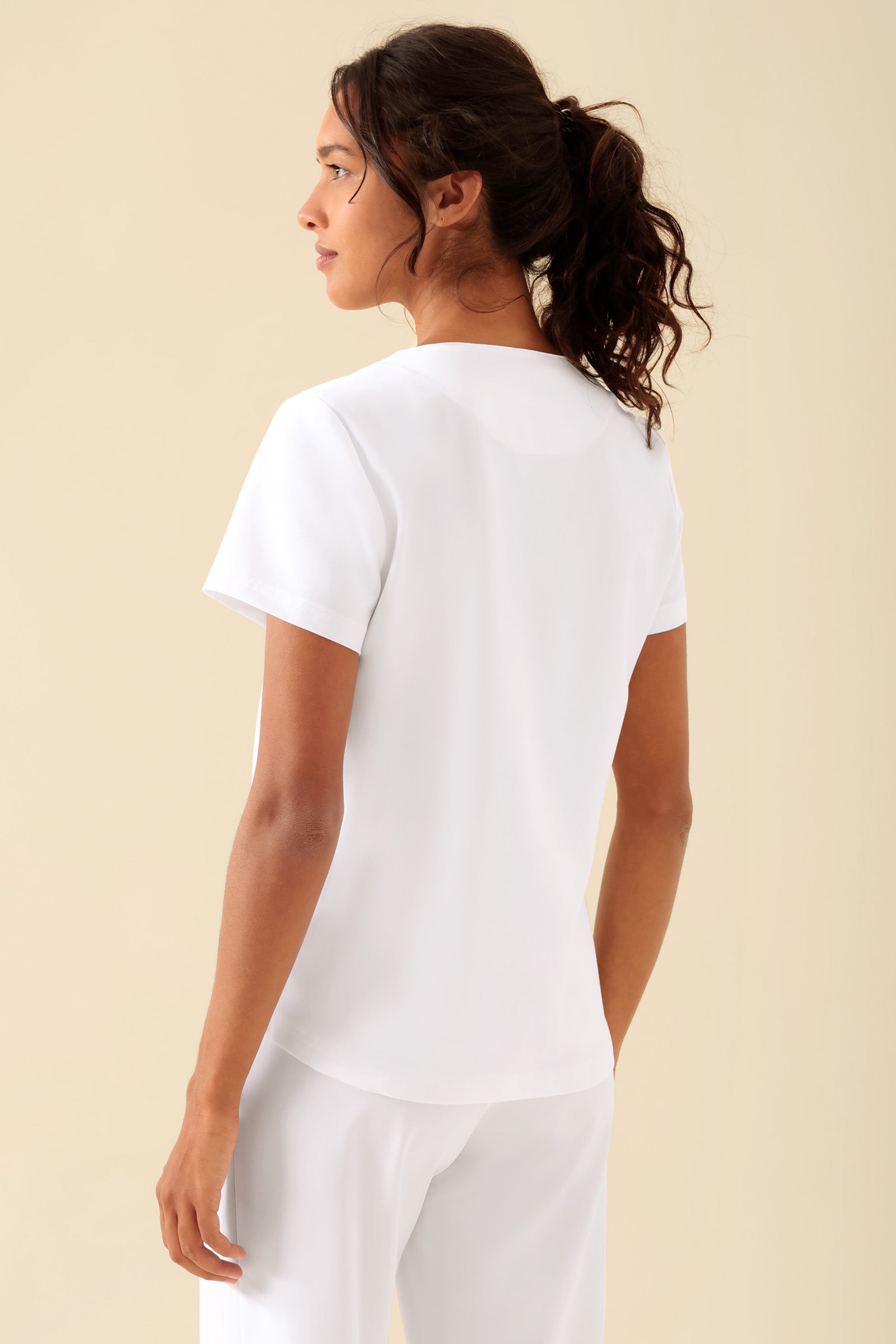 KAERE Shirt Damen - Rundhalsausschnitt weiss, Vue de dos Le mannequin mesure 176 cm et porte la taille S