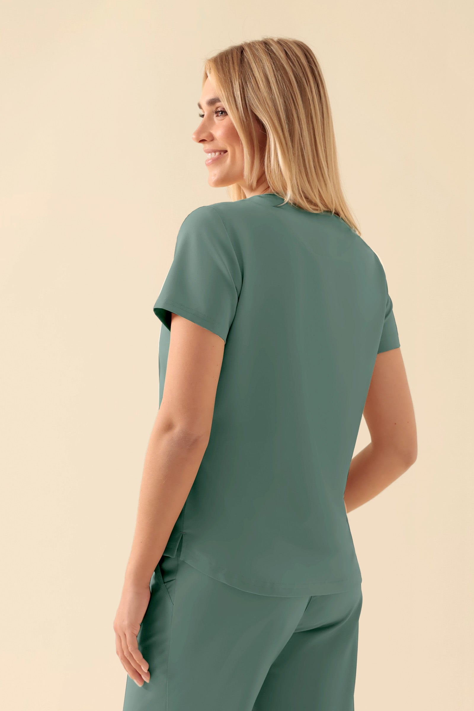KAERE Shirt Damen - Rundhalsausschnitt dunkelgrün, Rückansicht Das Model ist 177 cm groß und trägt Grösse S