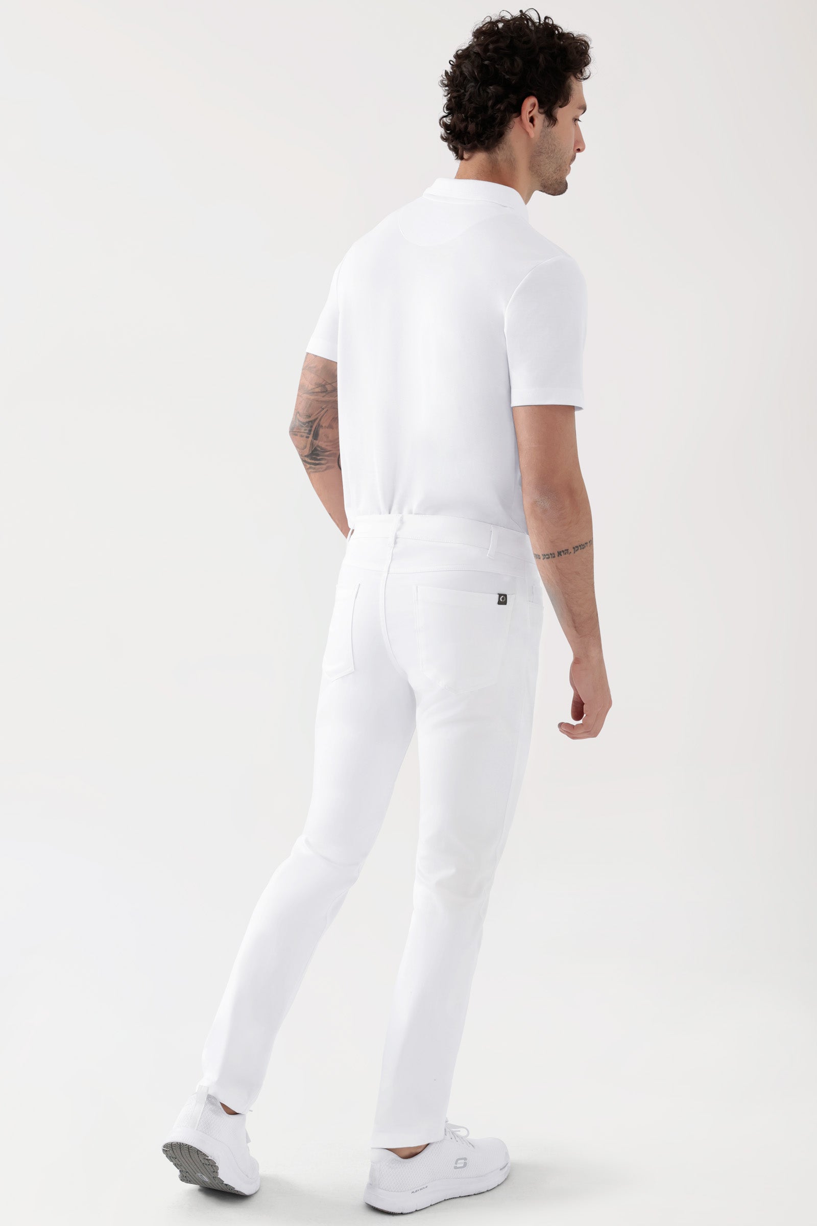 COMFY FLEX 5-Pocket Hose Herren - schlankes Bein weiss, Rückansicht Das Model ist 188 cm groß und trägt Grösse 48
