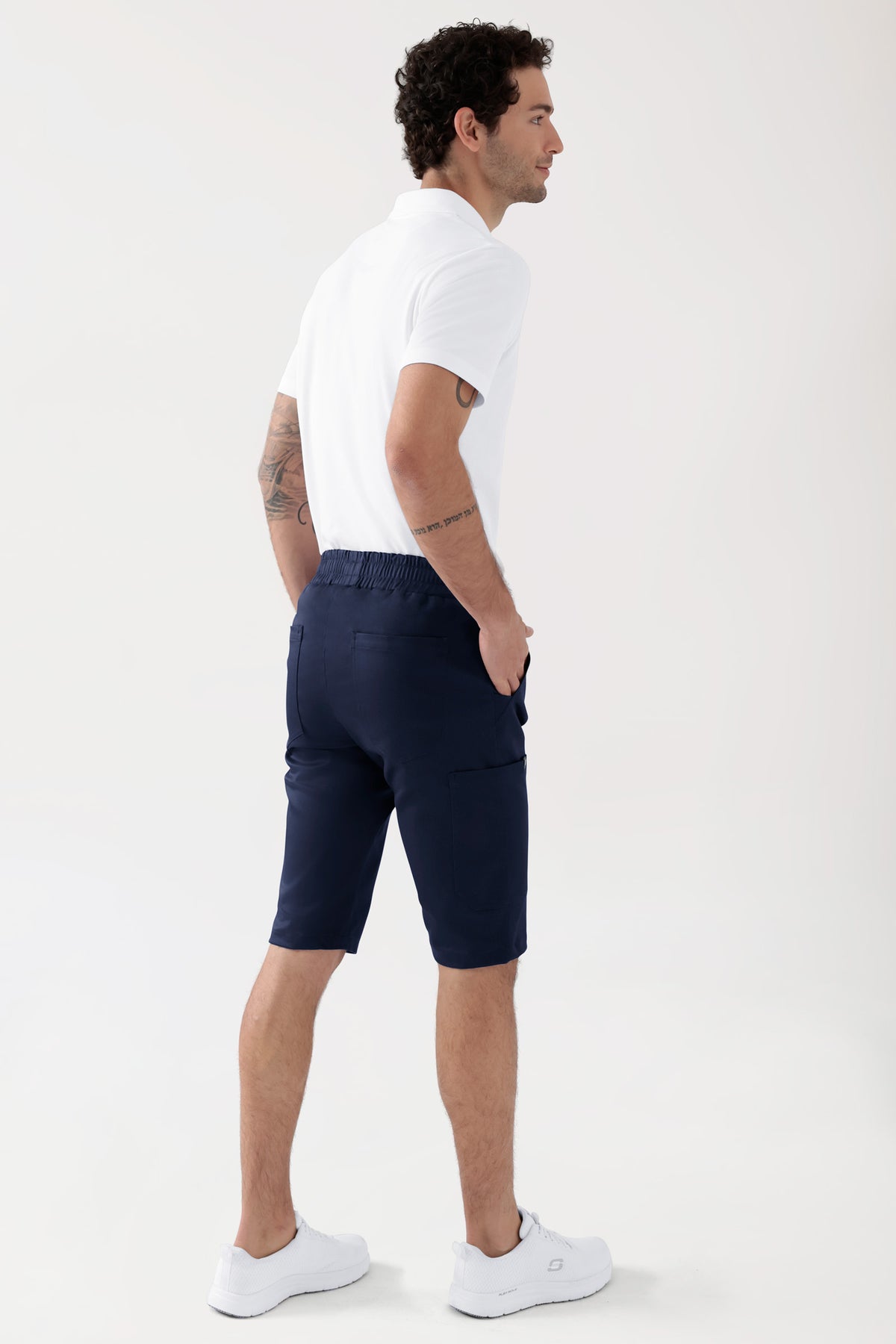 COMFY FLEX Stretch Hose Unisex - Bermuda navy, Rückansicht Das Model ist 188 cm groß und trägt Grösse M