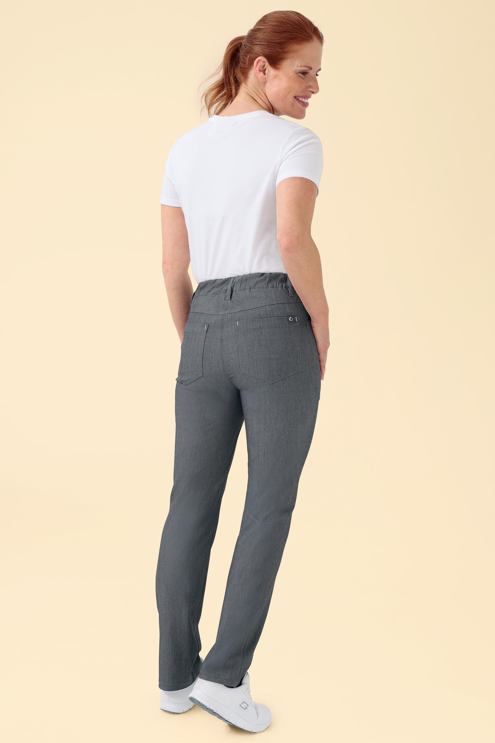 KAERE Hose Damen - 5-Pocket grau melange, Rückansicht Das Model ist 175 cm groß und trägt Grösse S