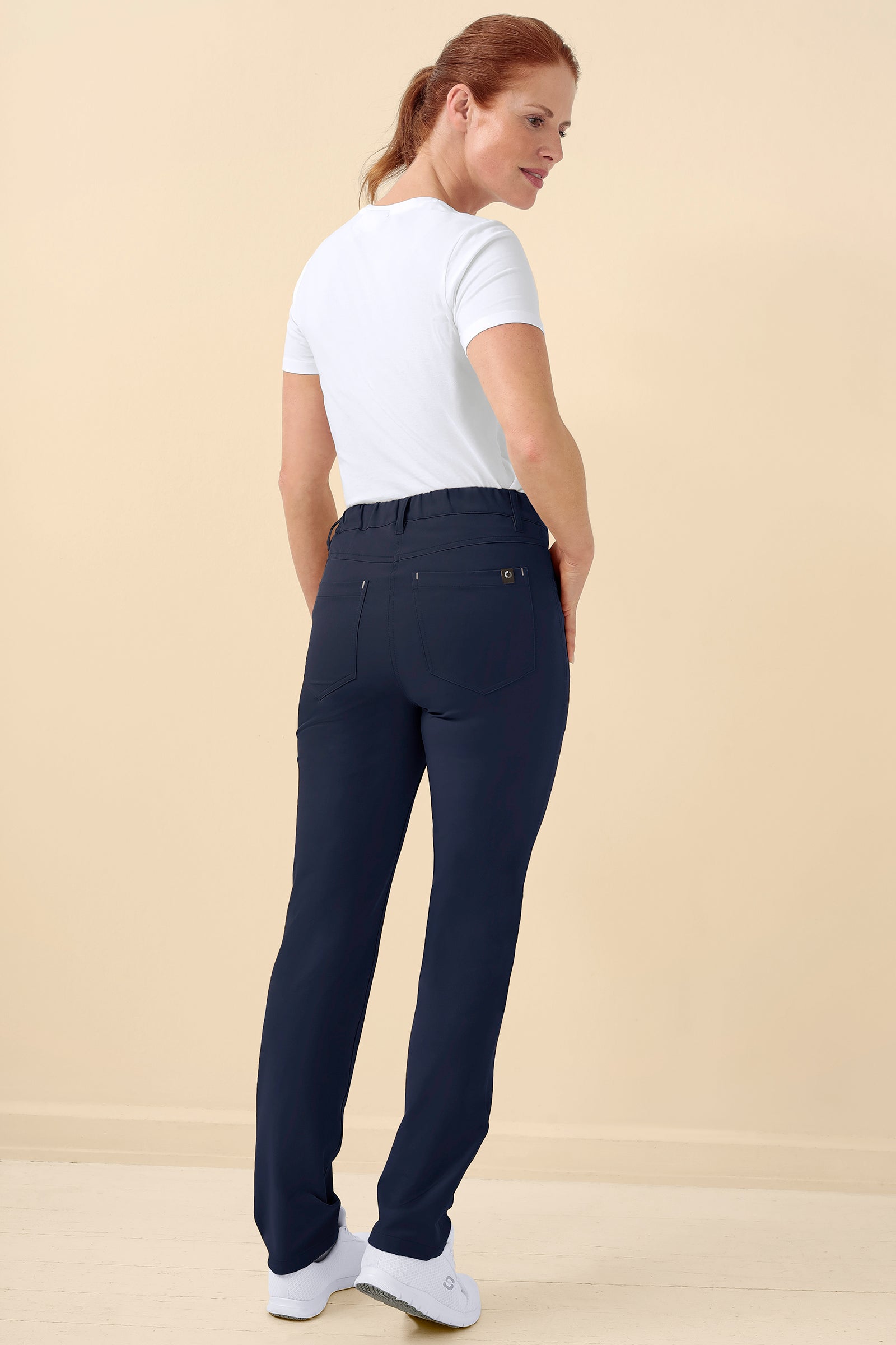 KAERE Hose Damen - 5-Pocket navy, Rückansicht Das Model ist 175 cm groß und trägt Grösse S
