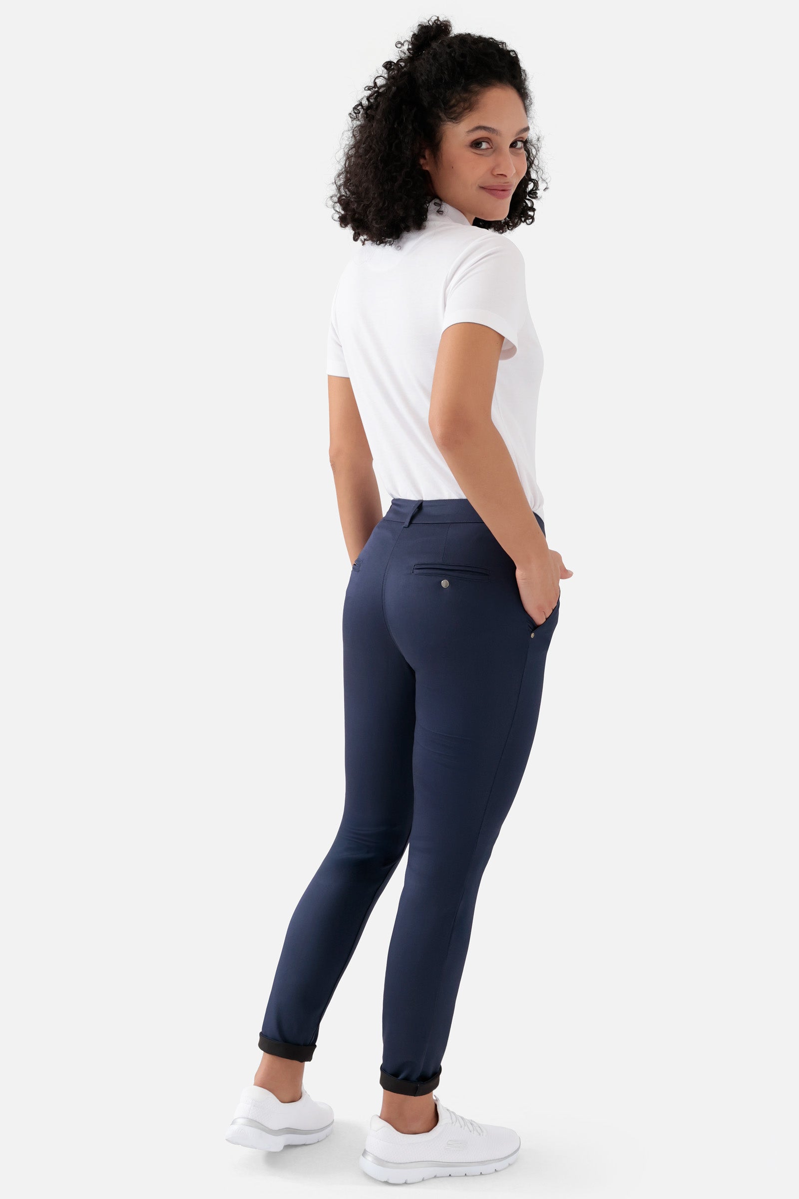 COMFY FLEX Hose Damen - Chino Style navy, Rückansicht Das Model ist 176 cm groß und trägt Grösse 36
