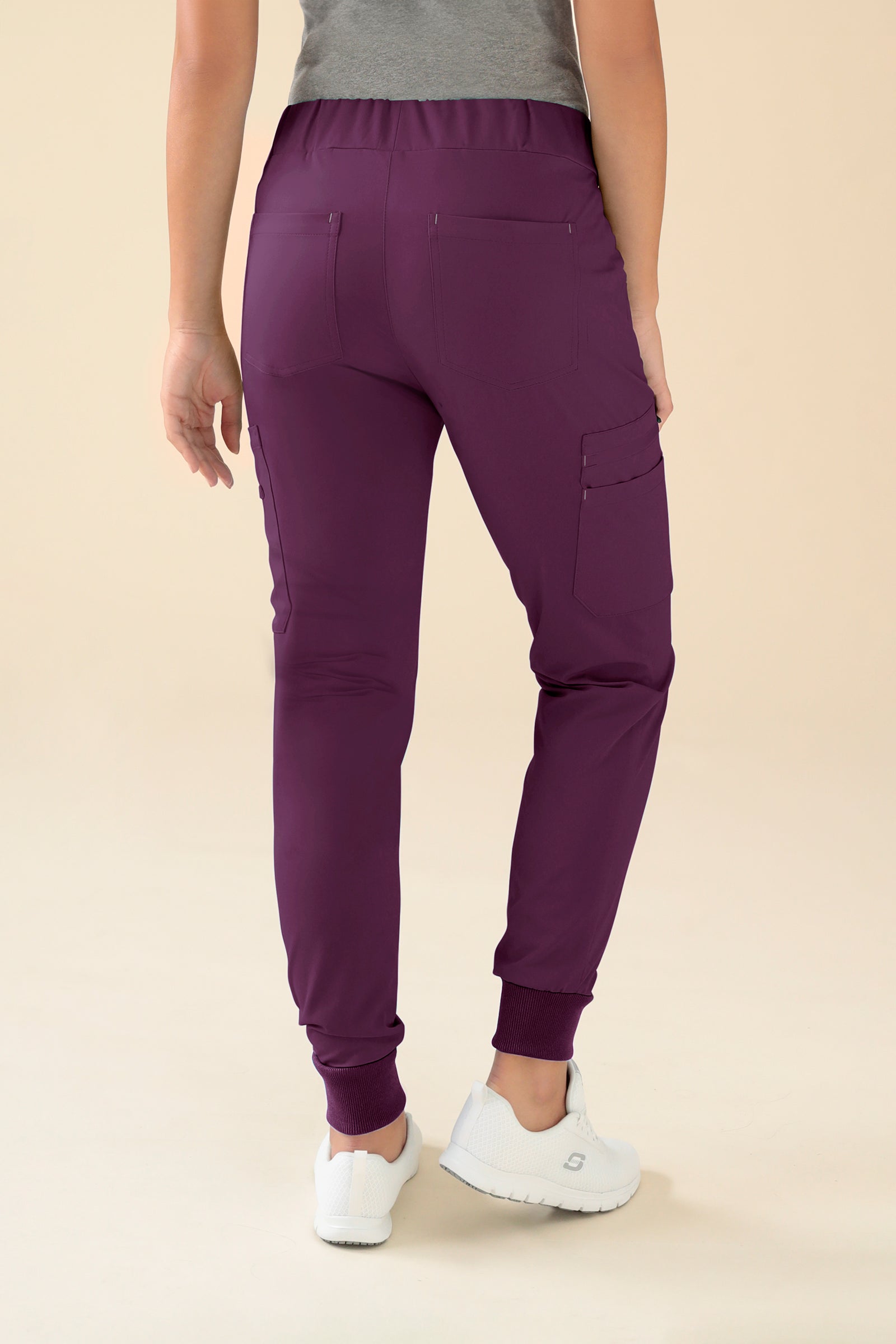 KAERE Hose Damen - Saumbündchen mit Beintaschen pflaume, Rückansicht Das Model ist 176 cm groß und trägt Grösse S