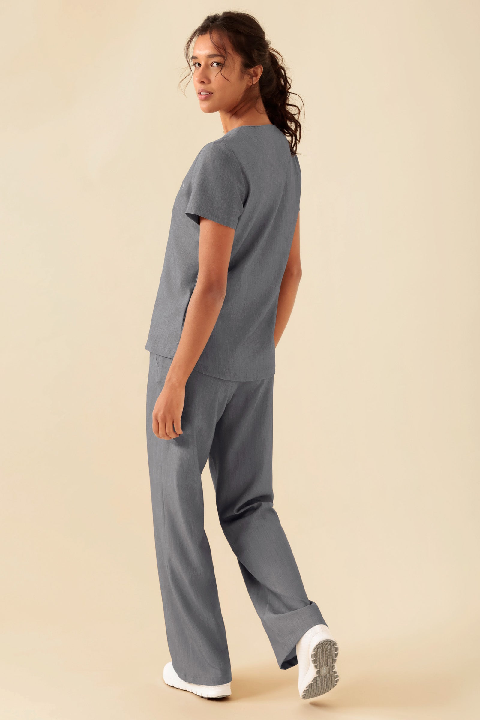 KAERE Shirt Damen - Rundhalsausschnitt grau melange, Rückansicht Das Model ist 176 cm groß und trägt Grösse S