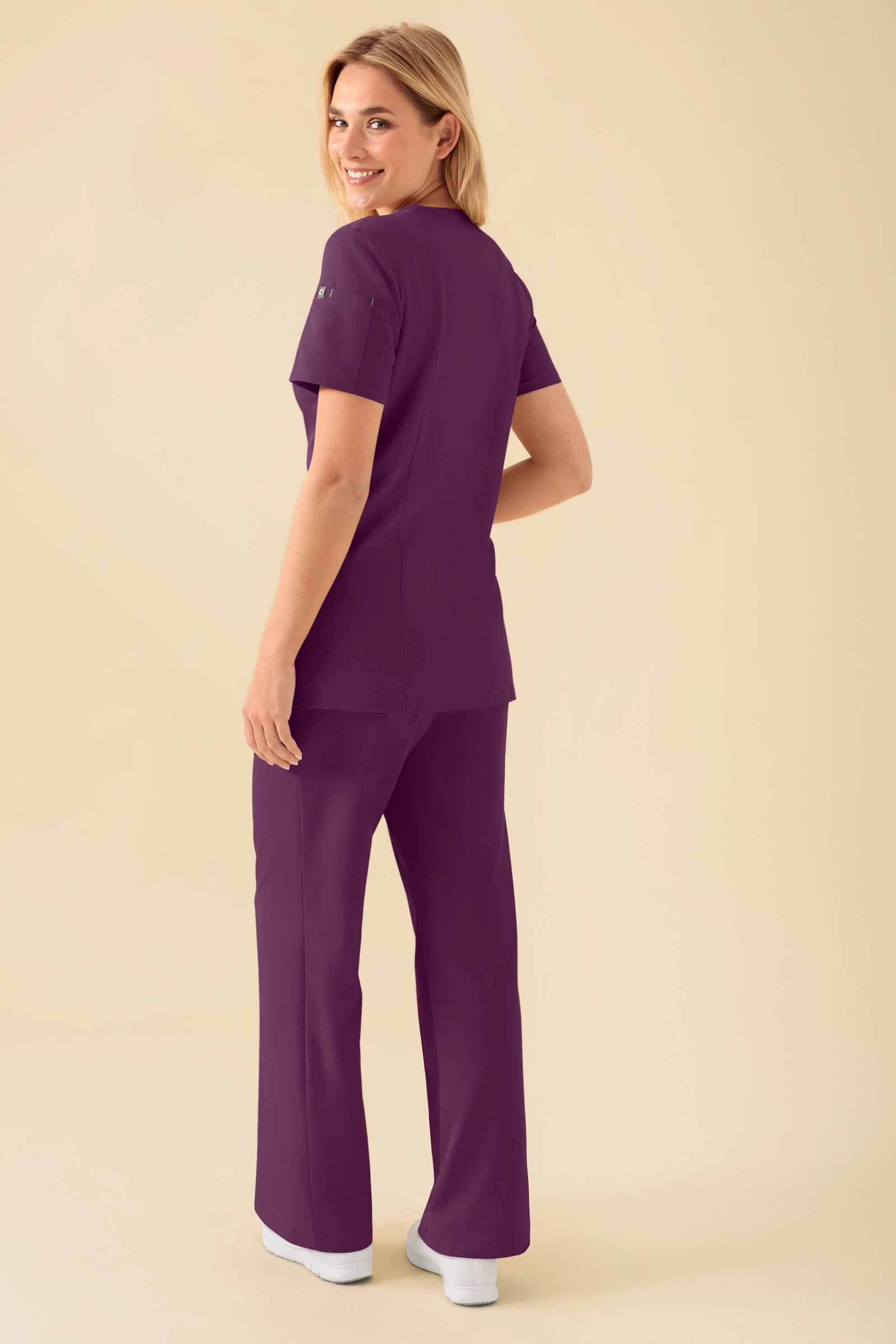 KAERE Kasack Damen - durchgeknöpft pflaume, Vue de dos Le mannequin mesure 177 cm et porte la taille S