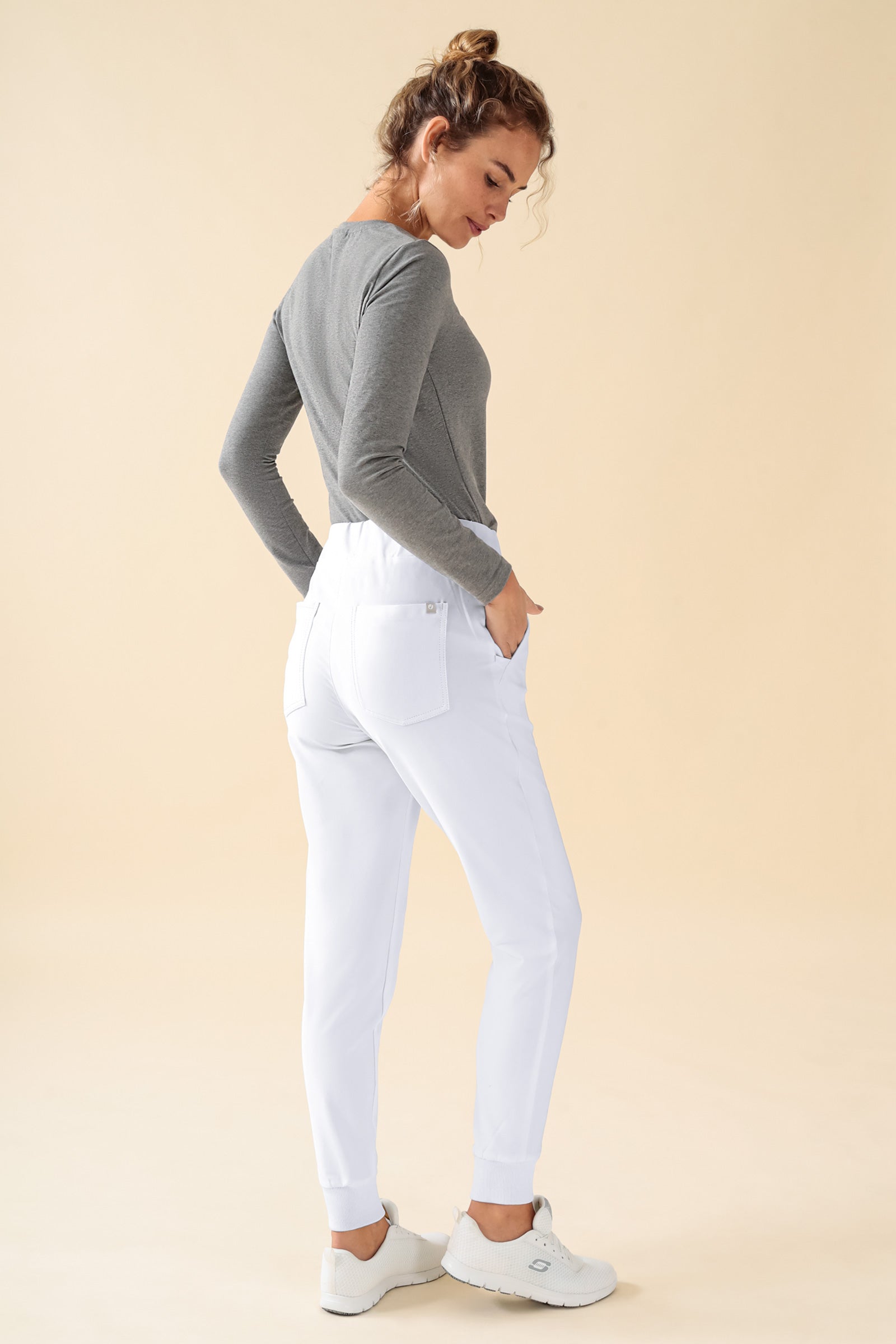 KAERE Hose Damen - Saumbündchen ohne Beintaschen weiss, Rückansicht Das Model ist 180 cm groß und trägt Grösse S