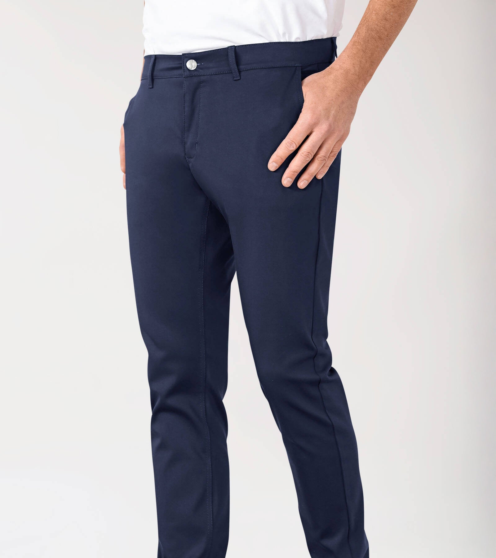 Nahaufnahme dunkelblaue Herren-Chino