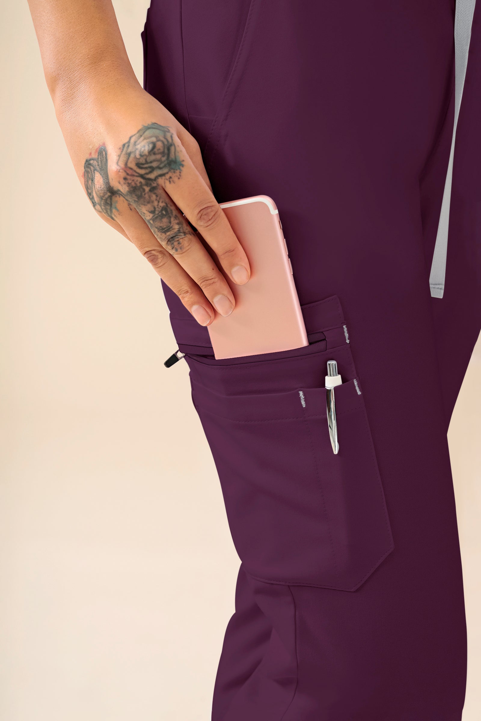 KAERE Hose Damen - Saumbündchen mit Beintaschen pflaume