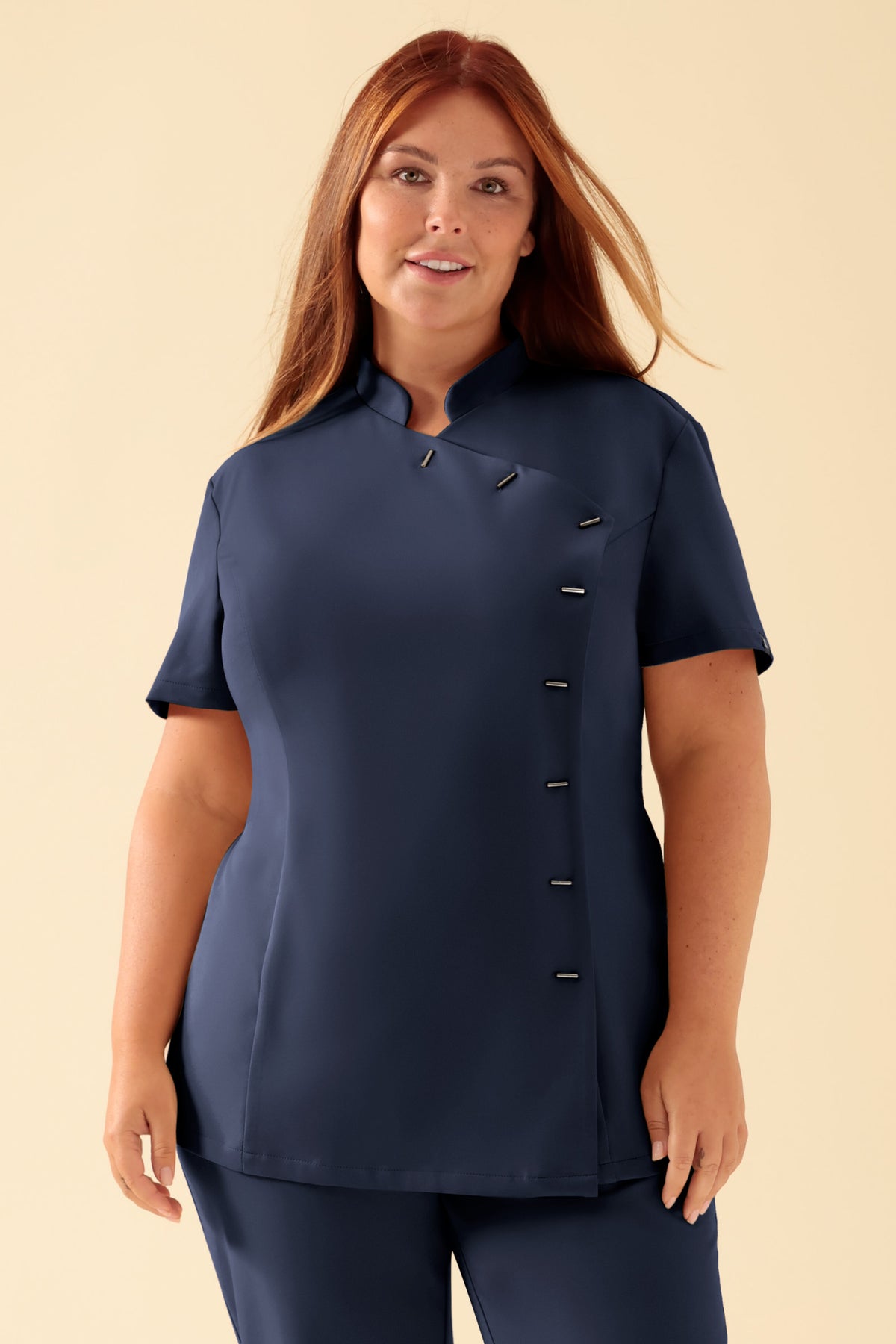 KAERE Kasack Damen - asymmetrische Knopfleiste navy, Vue de face Le mannequin mesure 173 cm et porte la taille S