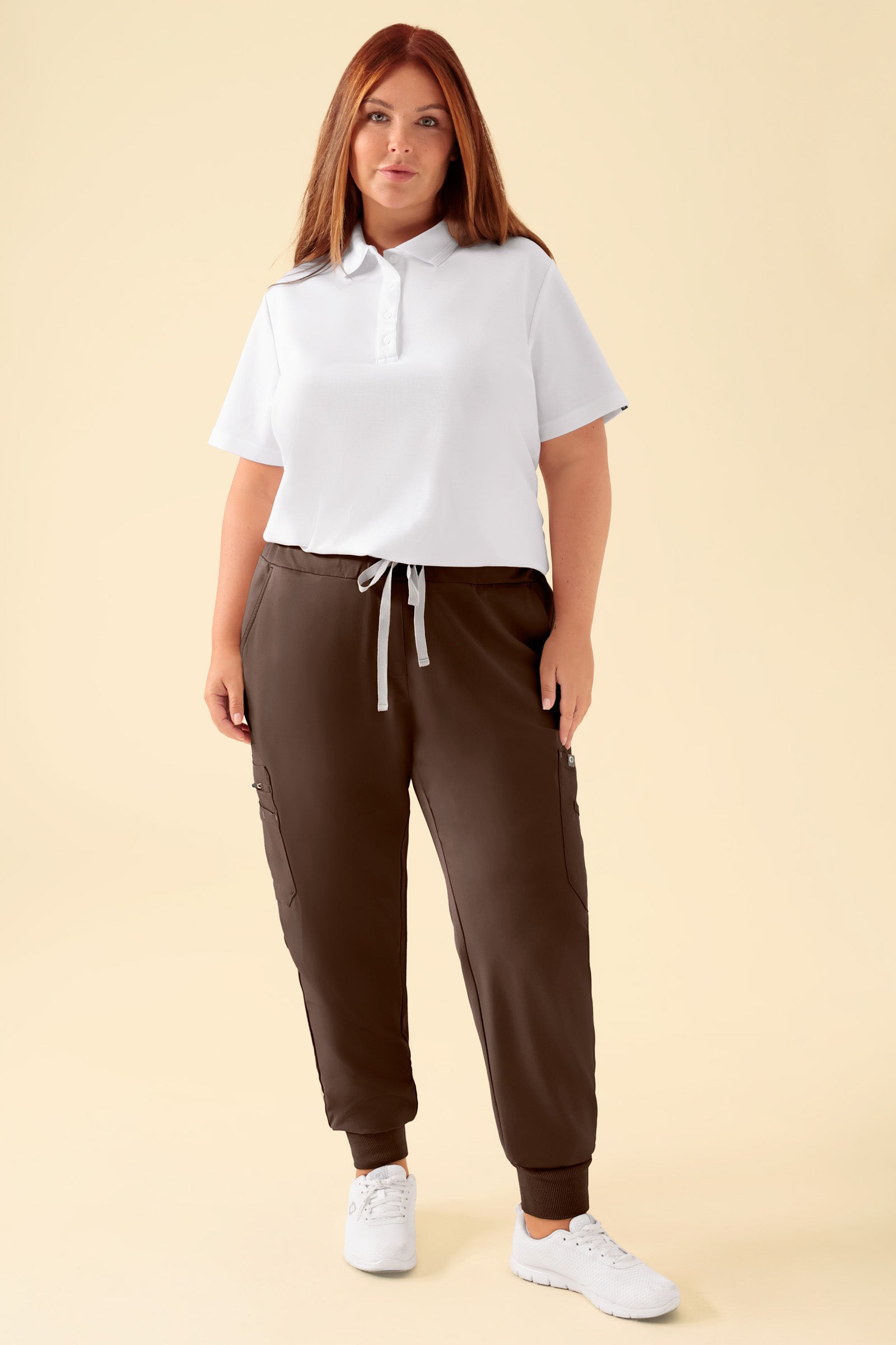 KAERE Hose Damen - Saumbündchen mit Beintaschen coffee, Vue de face Le mannequin mesure 173 cm et porte la taille XL