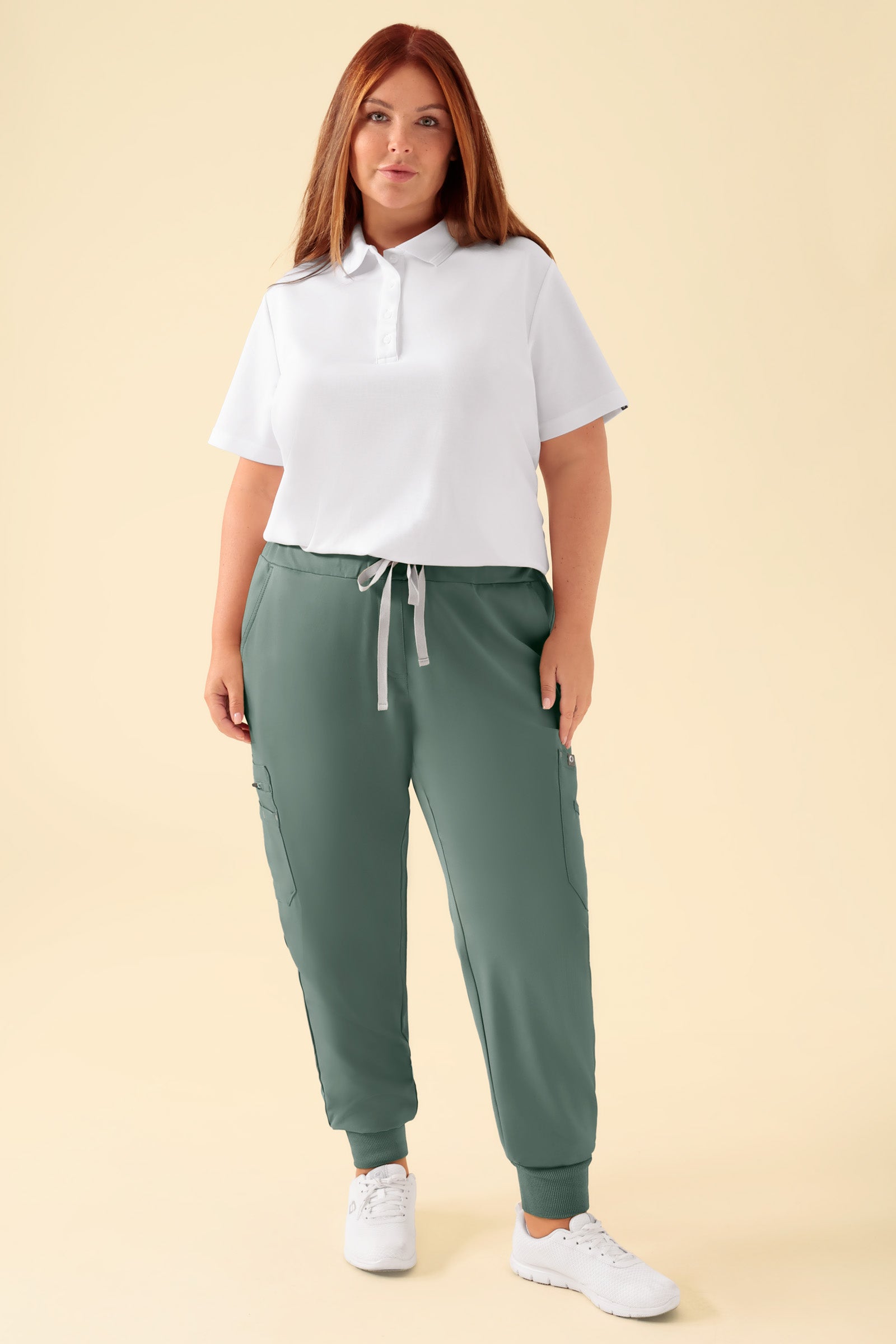 KAERE Hose Damen - Saumbündchen mit Beintaschen dunkelgrün, Vue de face Le mannequin mesure 173 cm et porte la taille XL