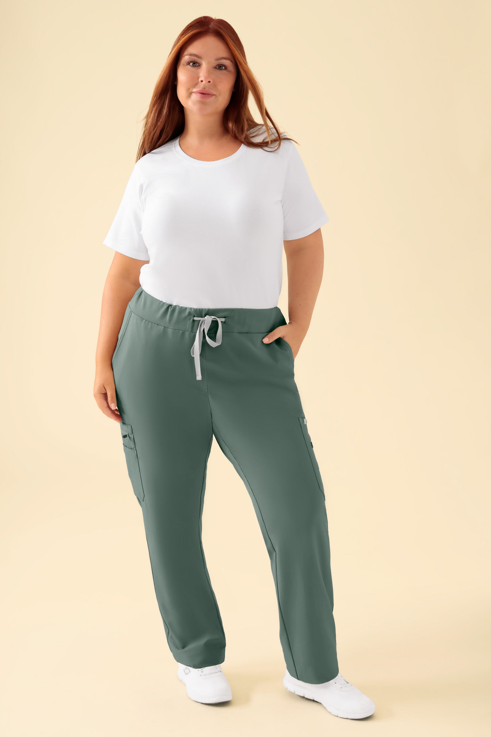 KAERE Hose Damen - gerader Saum mit Beintaschen dunkelgrün, Vorderansicht Das Model ist 173 cm groß und trägt Grösse XL