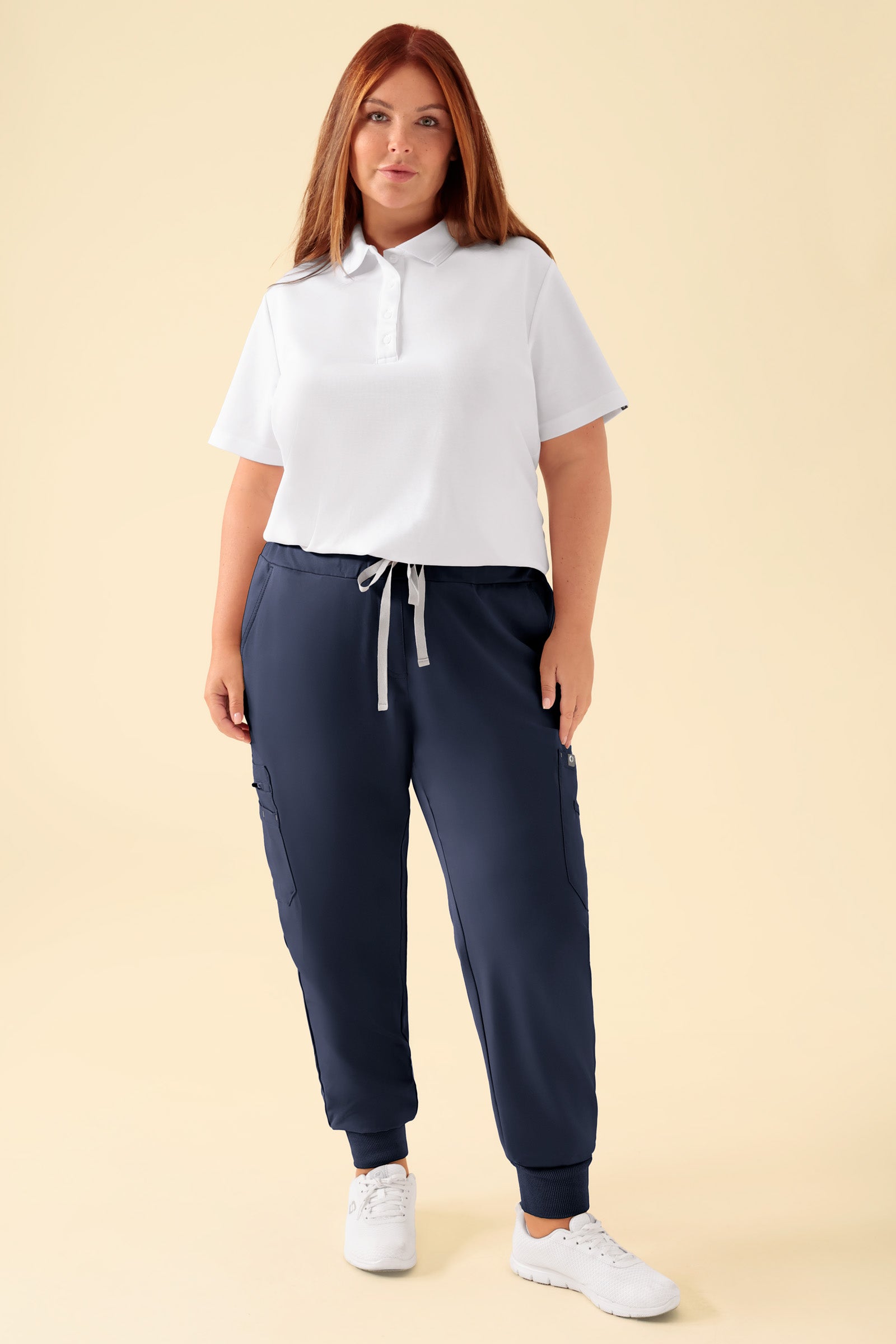 KAERE Hose Damen - Saumbündchen mit Beintaschen navy, Vorderansicht Das Model ist 173 cm groß und trägt Grösse XL