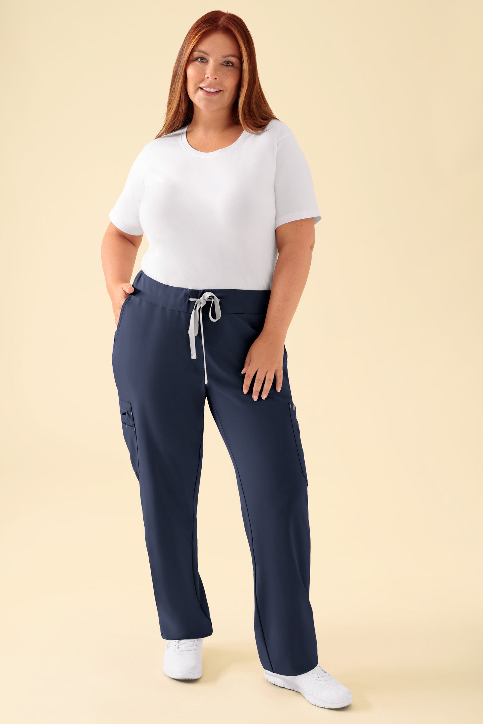 KAERE Hose Damen - gerader Saum mit Beintaschen navy, Vorderansicht Das Model ist 173 cm groß und trägt Grösse XL