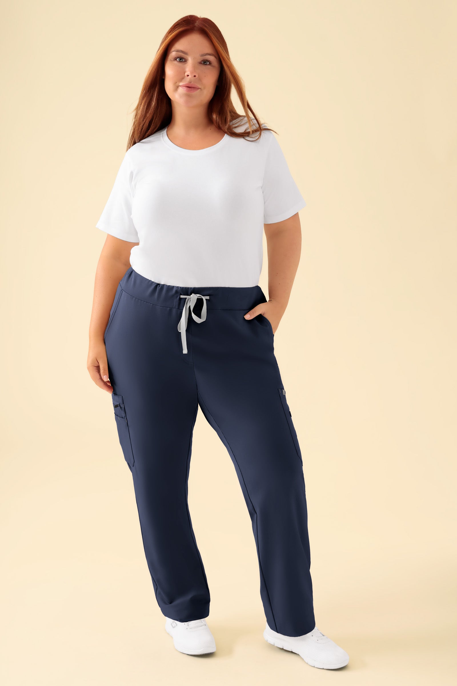 KAERE Hose Damen - gerader Saum mit Beintaschen navy, Vorderansicht Das Model ist 173 cm groß und trägt Grösse XL