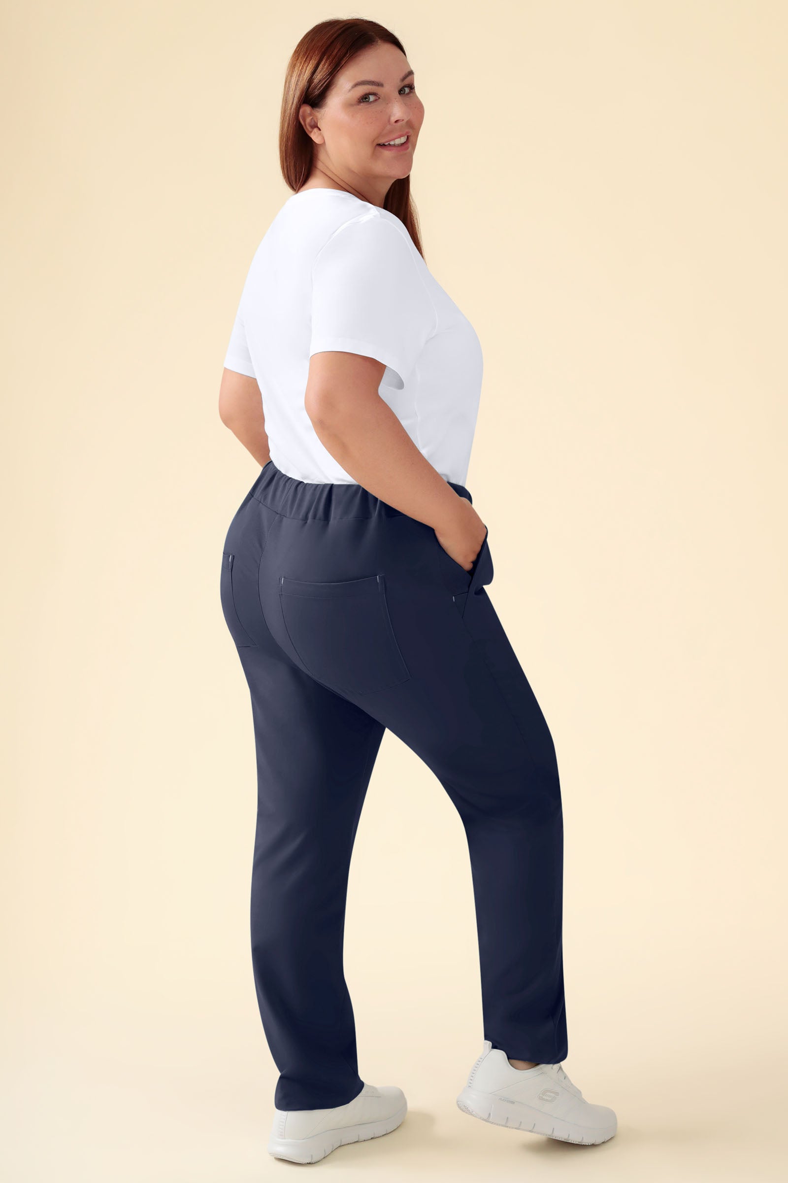 KAERE Hose Damen - gerader Saum ohne Beintaschen navy, Vue de face Le mannequin mesure 173 cm et porte la taille XL