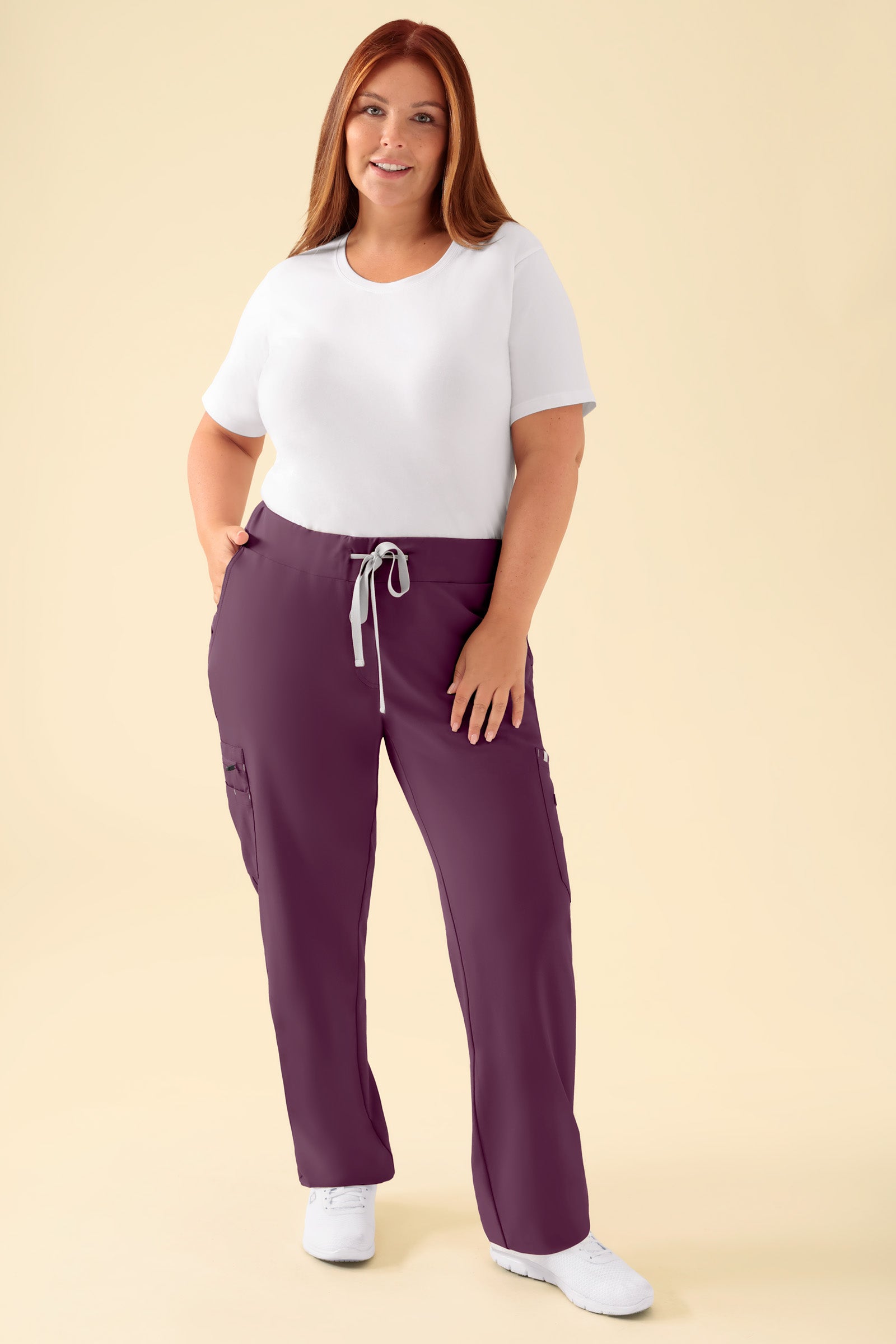 KAERE Hose Damen - gerader Saum mit Beintaschen pflaume, Vorderansicht Das Model ist 173 cm groß und trägt Grösse XL