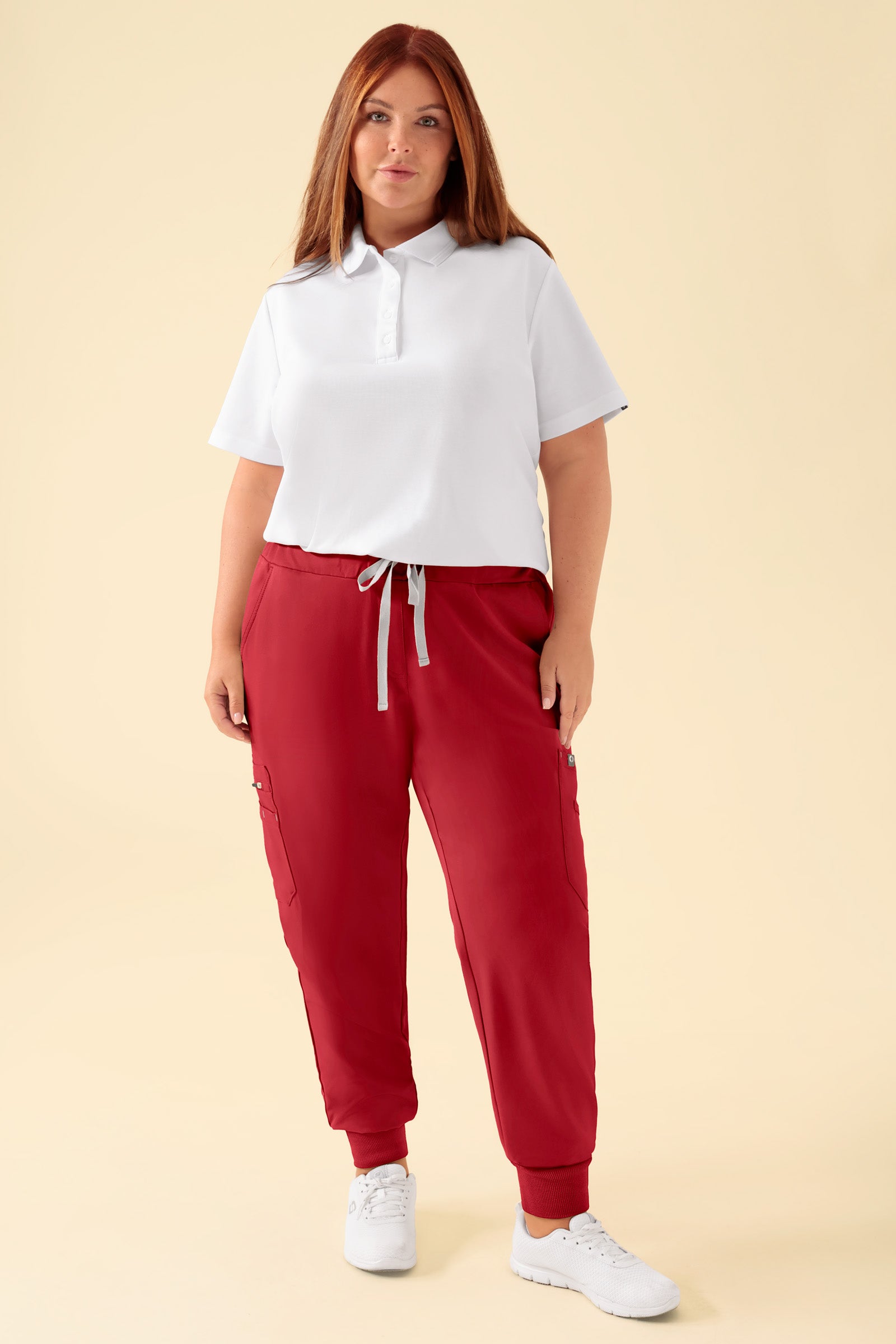 KAERE Hose Damen - Saumbündchen mit Beintaschen rot, Vorderansicht Das Model ist 173 cm groß und trägt Grösse XL