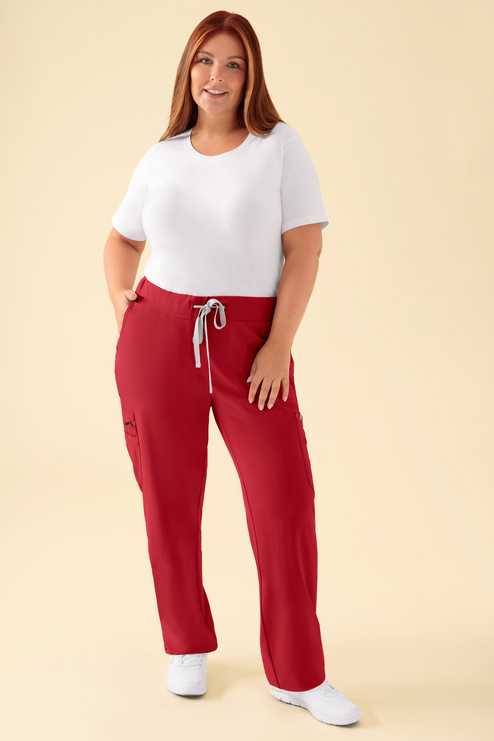 KAERE Hose Damen - gerader Saum mit Beintaschen rot, Vorderansicht Das Model ist 173 cm groß und trägt Grösse XL