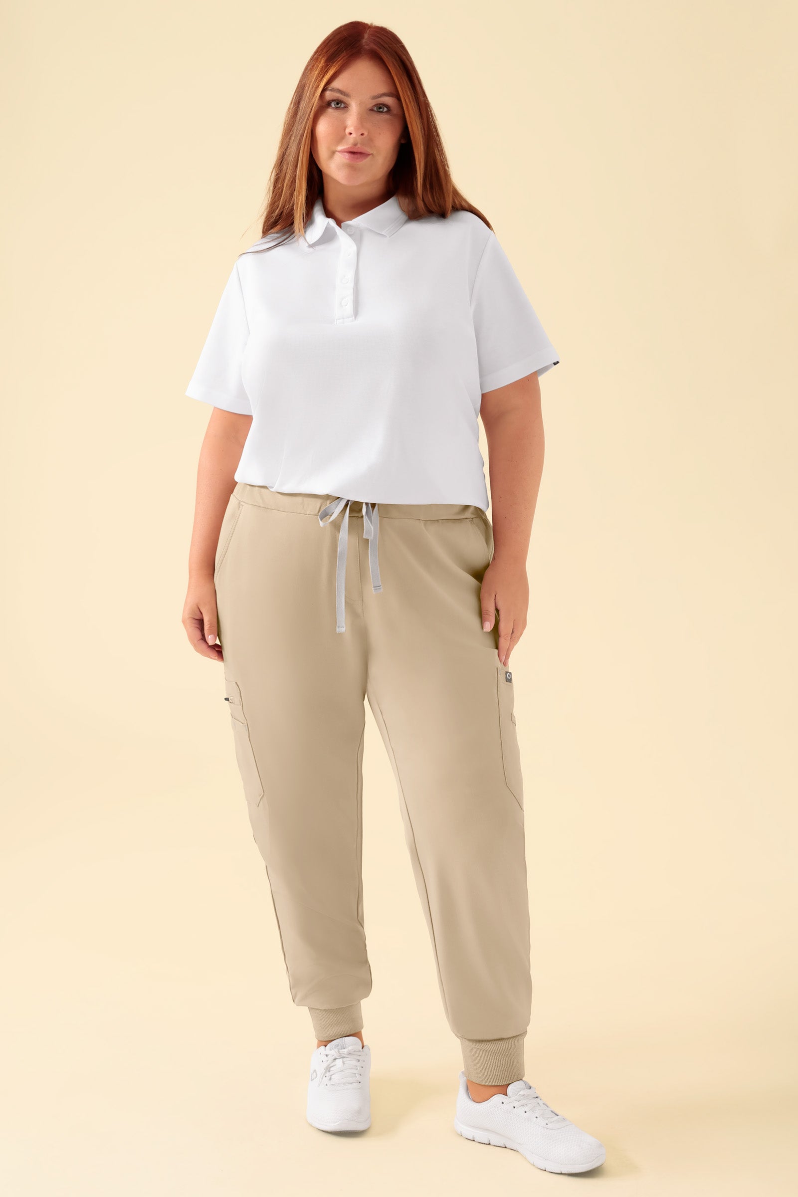 KAERE Hose Damen - Saumbündchen mit Beintaschen sand, Vorderansicht Das Model ist 173 cm groß und trägt Grösse XL