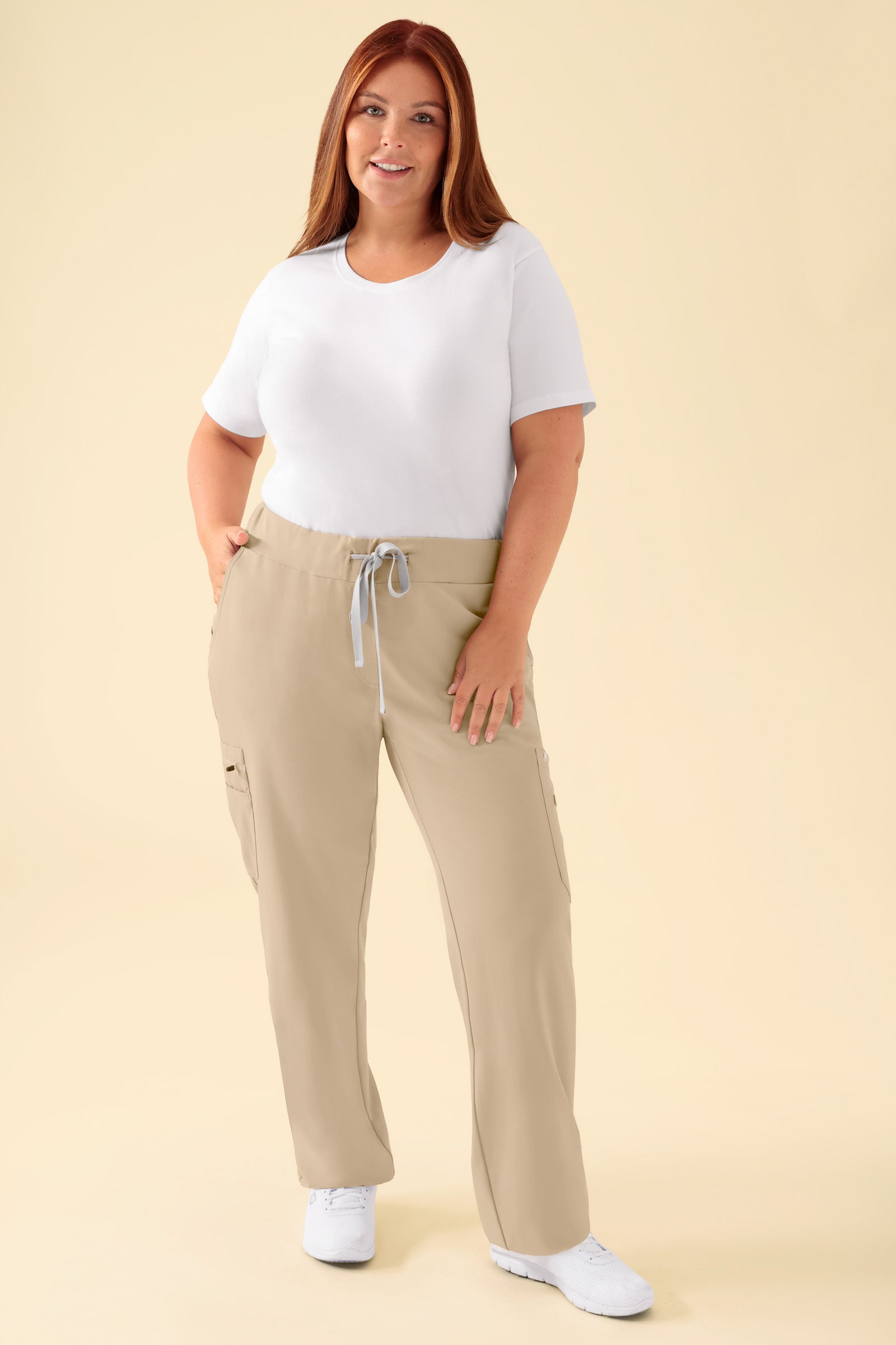KAERE Hose Damen - gerader Saum mit Beintaschen sand, Vue de face Le mannequin mesure 173 cm et porte la taille XL