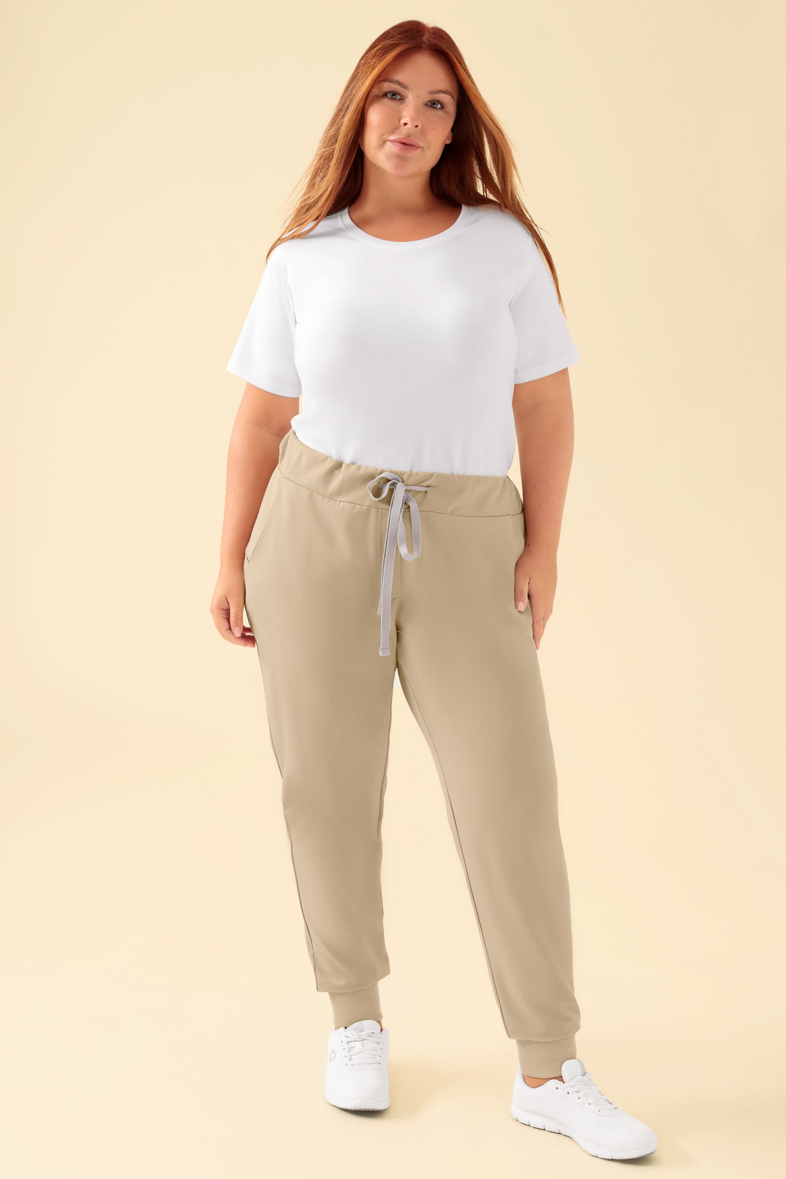 KAERE Hose Damen - Saumbündchen ohne Beintaschen sand, Vorderansicht Das Model ist 173 cm groß und trägt Grösse XL
