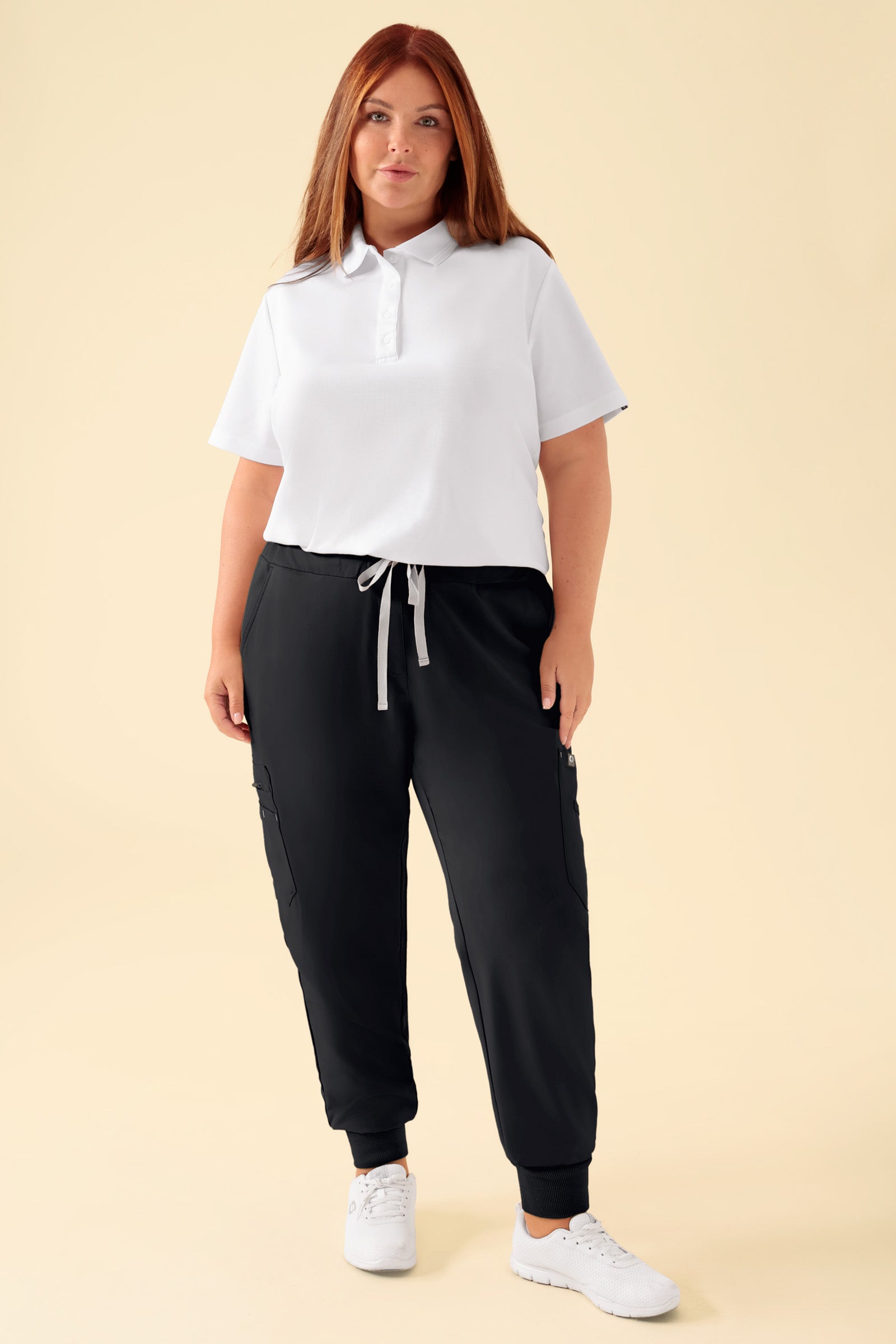 KAERE Hose Damen - Saumbündchen mit Beintaschen schwarz, Vue de face Le mannequin mesure 173 cm et porte la taille XL