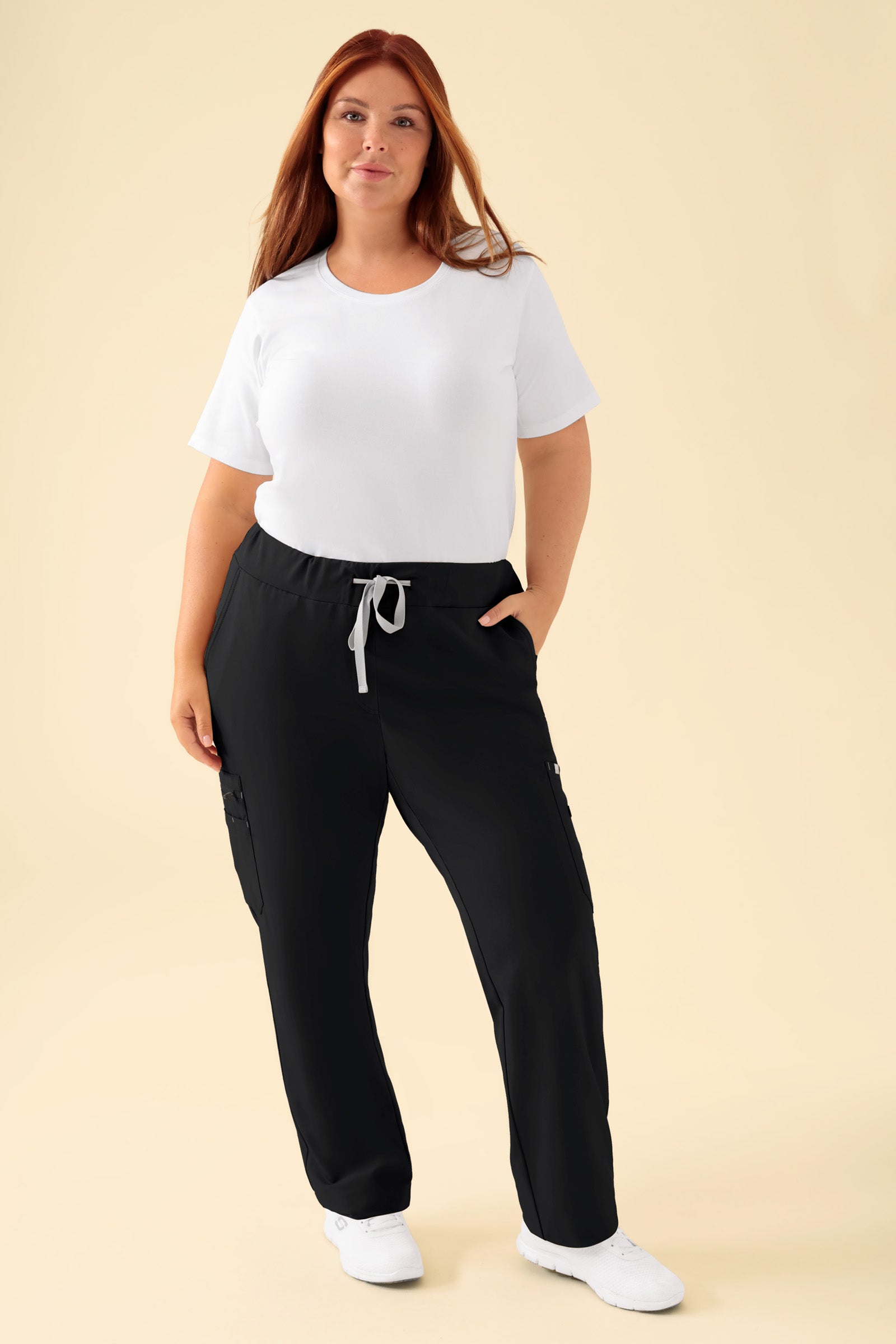 KAERE Hose Damen - gerader Saum mit Beintaschen schwarz, Vorderansicht Das Model ist 173 cm groß und trägt Grösse XL