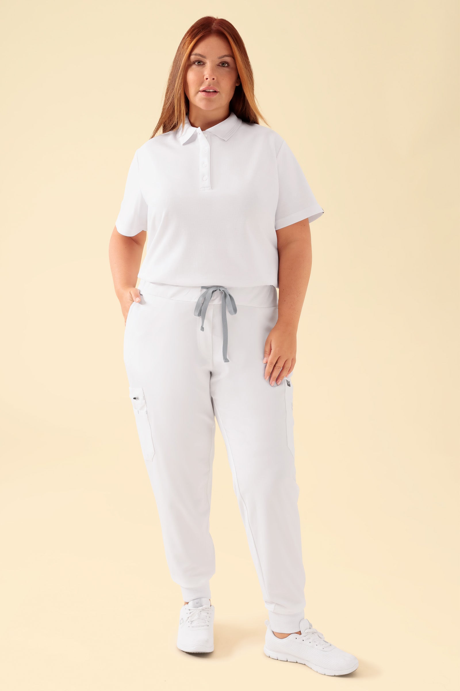 KAERE Hose Damen - Saumbündchen mit Beintaschen weiss, Vorderansicht Das Model ist 173 cm groß und trägt Grösse XL