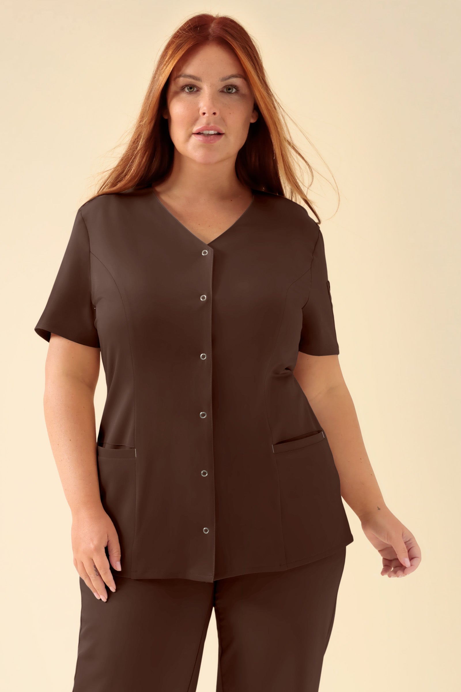 KAERE Kasack Damen - durchgeknöpft coffee, Vorderansicht Das Model ist 173 cm groß und trägt Grösse XL