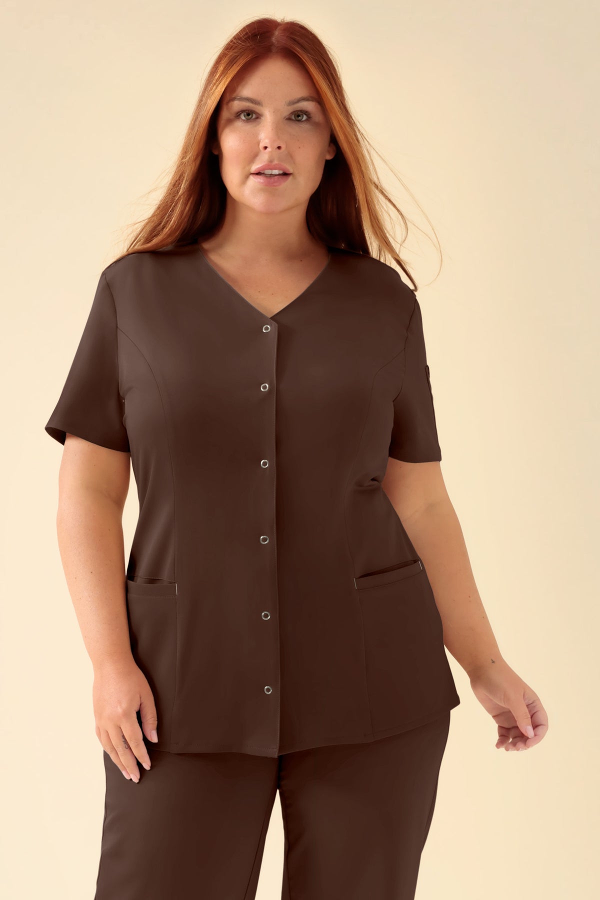 KAERE Kasack Damen - durchgeknöpft coffee, Vue de face Le mannequin mesure 173 cm et porte la taille XL