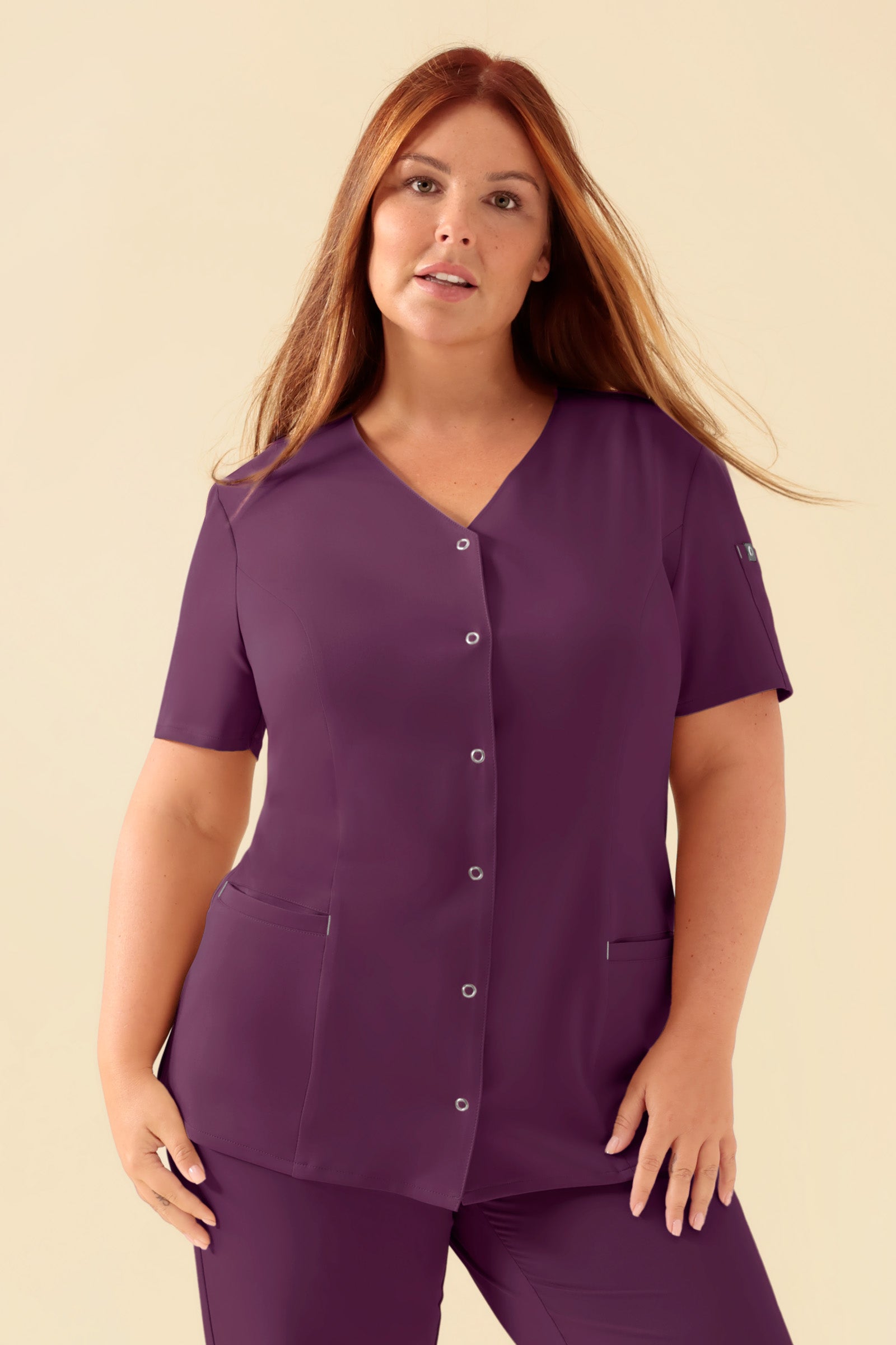 KAERE Kasack Damen - durchgeknöpft pflaume, Vue de face Le mannequin mesure 173 cm et porte la taille XL