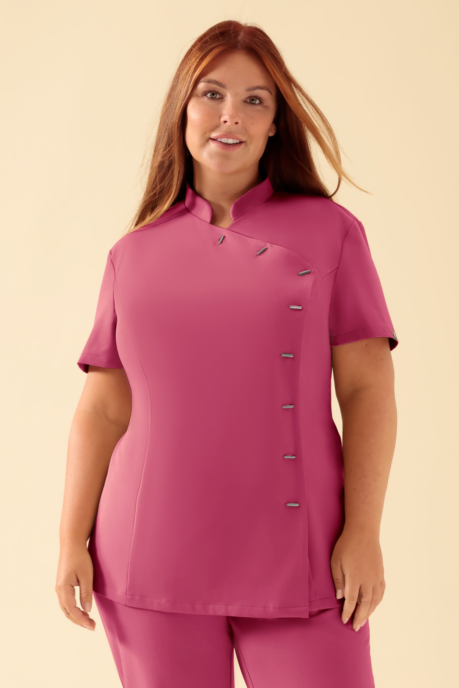 KAERE Kasack Damen - asymmetrische Knopfleiste rosenholz, Vorderansicht Das Model ist 173 cm groß und trägt Grösse XL