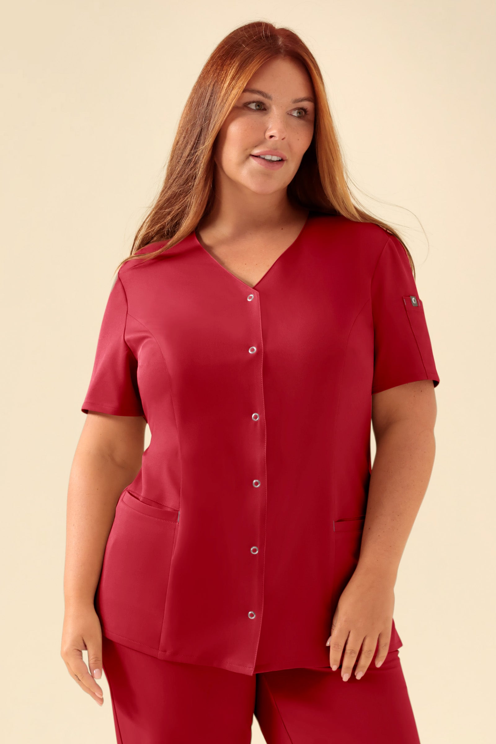 KAERE Kasack Damen - durchgeknöpft rot, Vorderansicht Das Model ist 173 cm groß und trägt Grösse XL