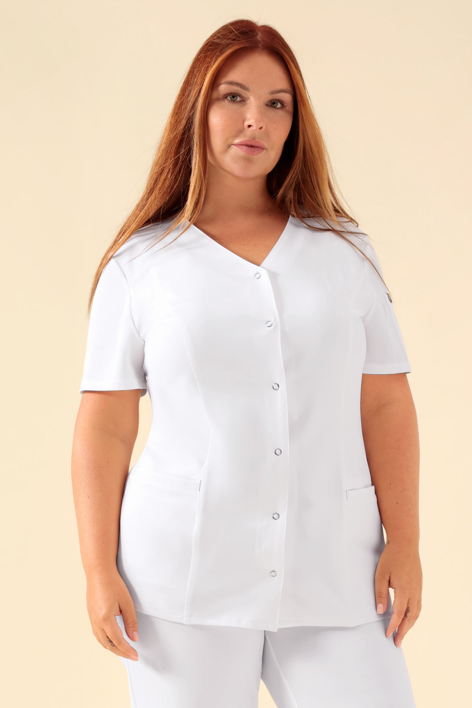 KAERE Kasack Damen - durchgeknöpft weiss, Vue de face Le mannequin mesure 173 cm et porte la taille XL