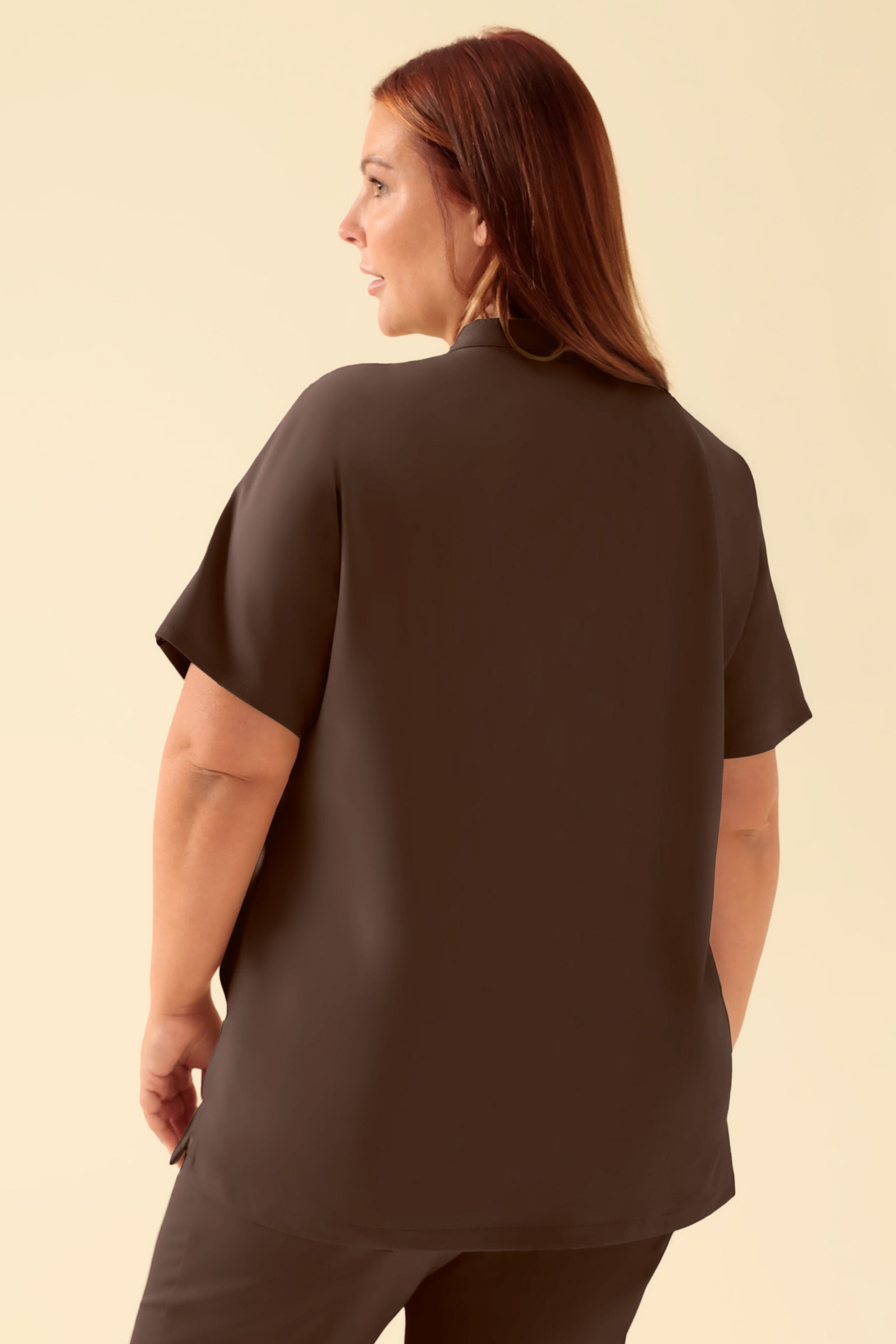 KAERE Schlupfkasack Damen - Stehkragen coffee, Vorderansicht Das Model ist 173 cm groß und trägt Grösse XL