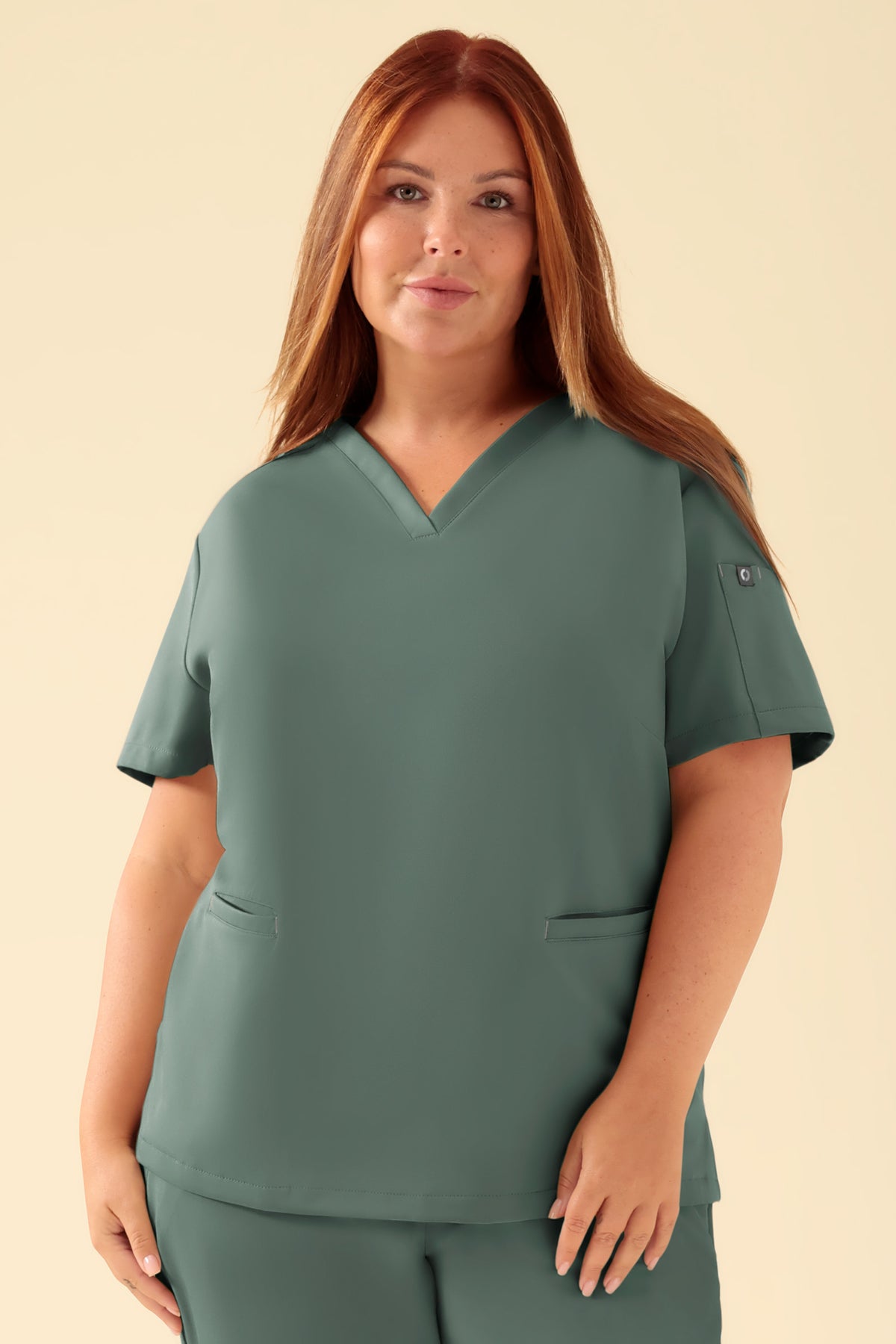 KAERE Schlupfkasack Damen - V-Ausschnitt dunkelgrün, Vue de face Le mannequin mesure 173 cm et porte la taille XL