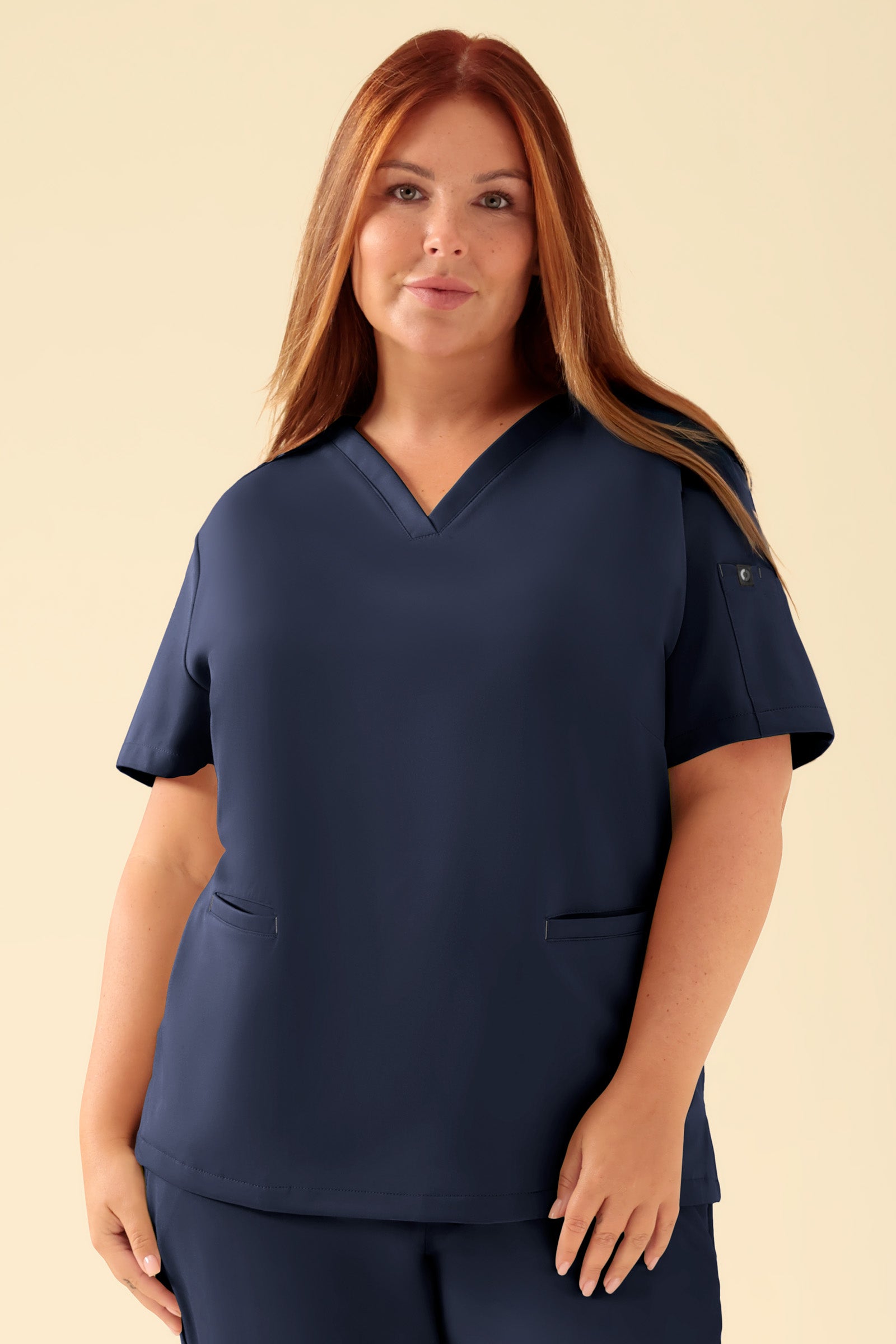KAERE Schlupfkasack Damen - V-Ausschnitt navy, Vorderansicht Das Model ist 173 cm groß und trägt Grösse XL