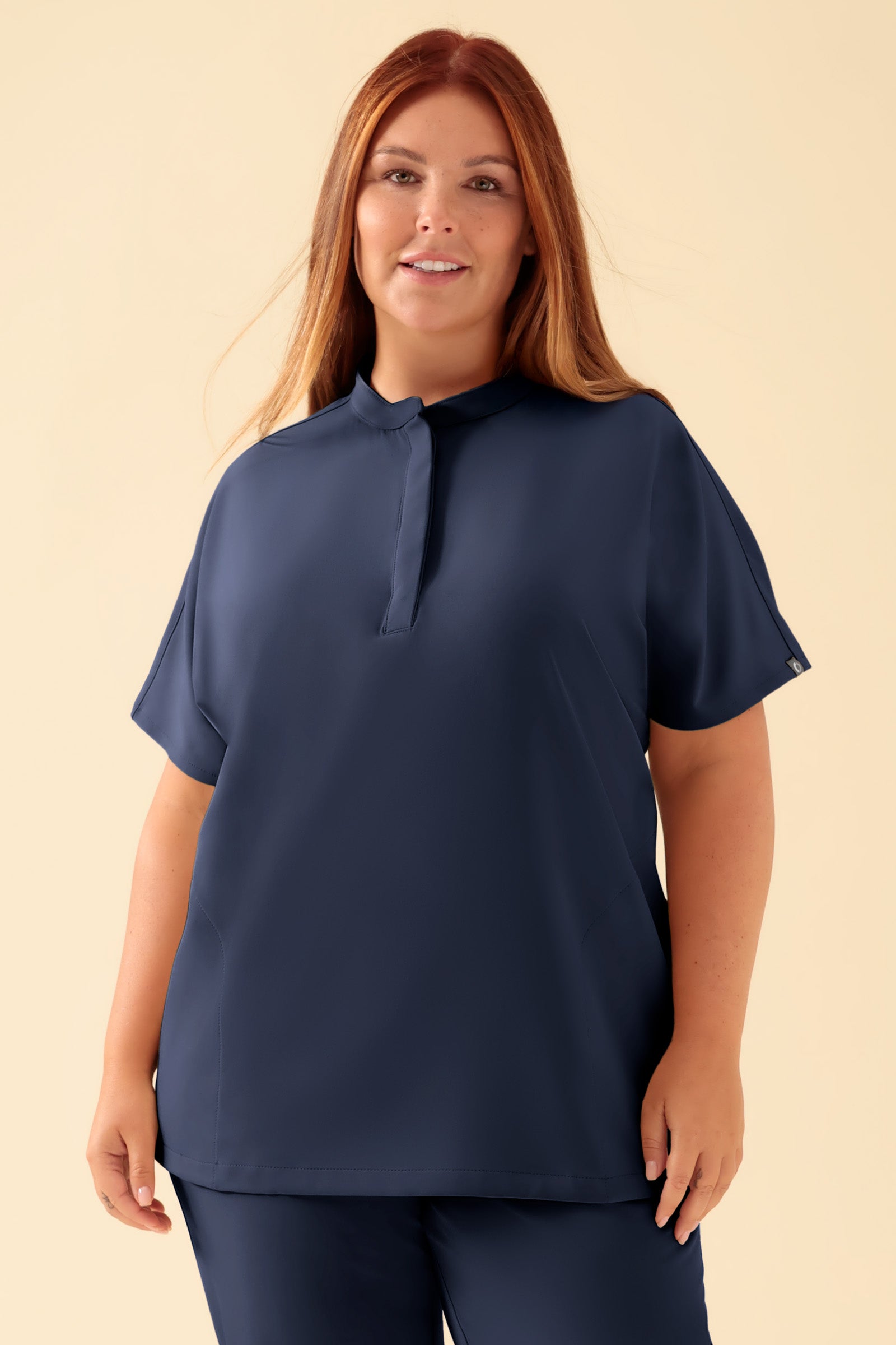 KAERE Schlupfkasack Damen - Stehkragen navy, Vorderansicht Das Model ist 173 cm groß und trägt Grösse XL